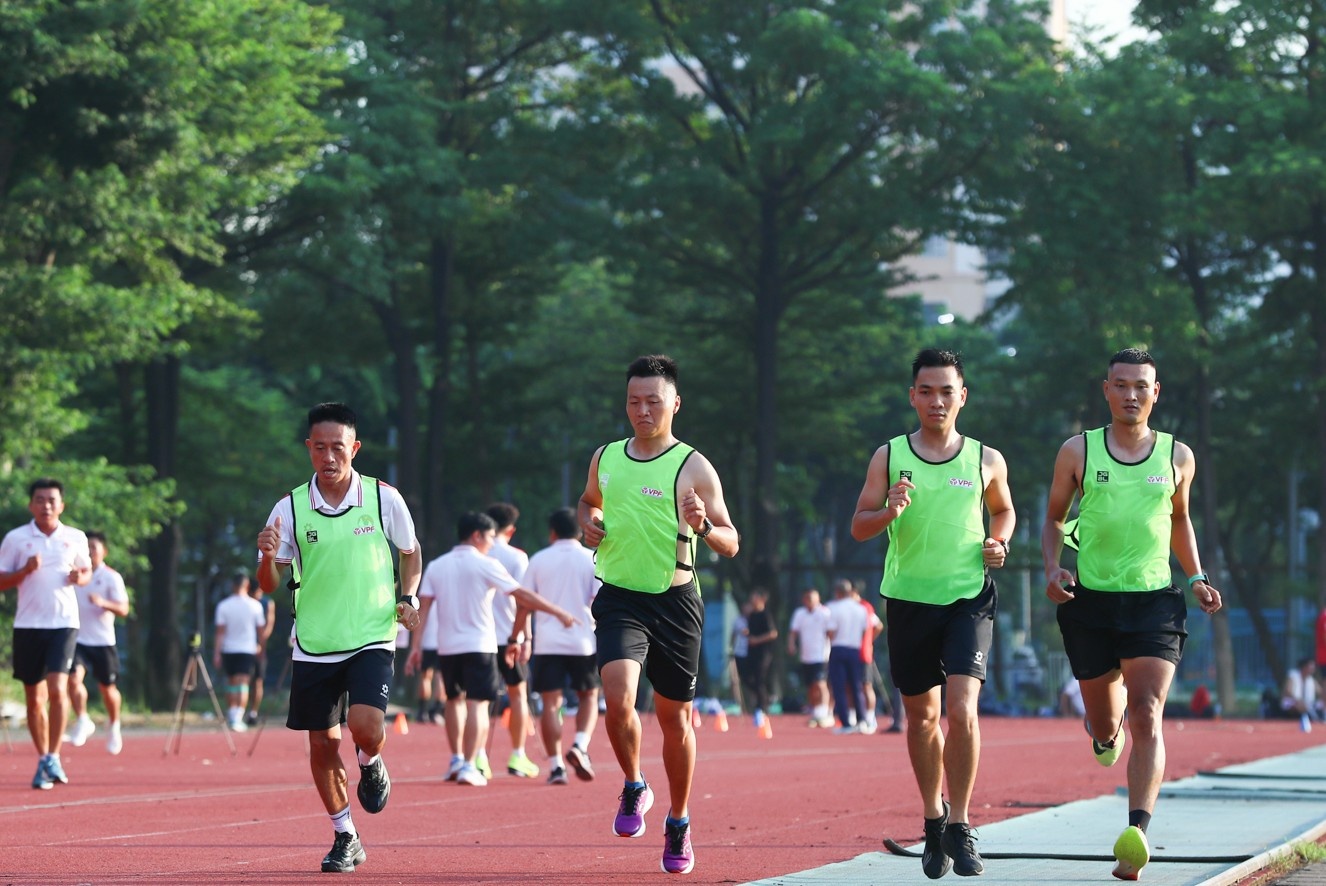 Mot trong tai phai cap cuu khi kiem tra the luc truoc mua giai hinh anh