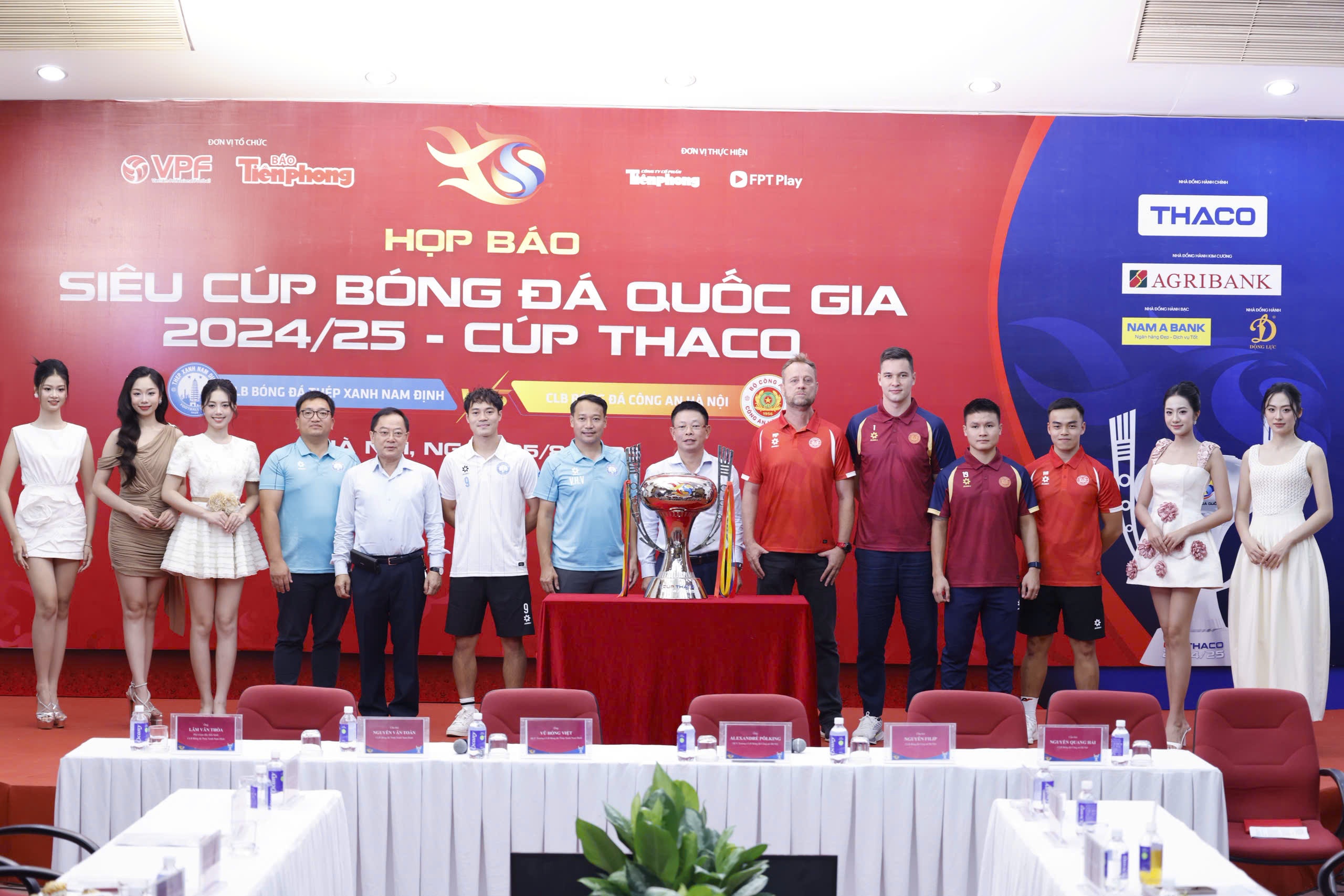 Dan nguoi dep do bo Hop bao Sieu Cup Quoc gia 2025/26 hinh anh