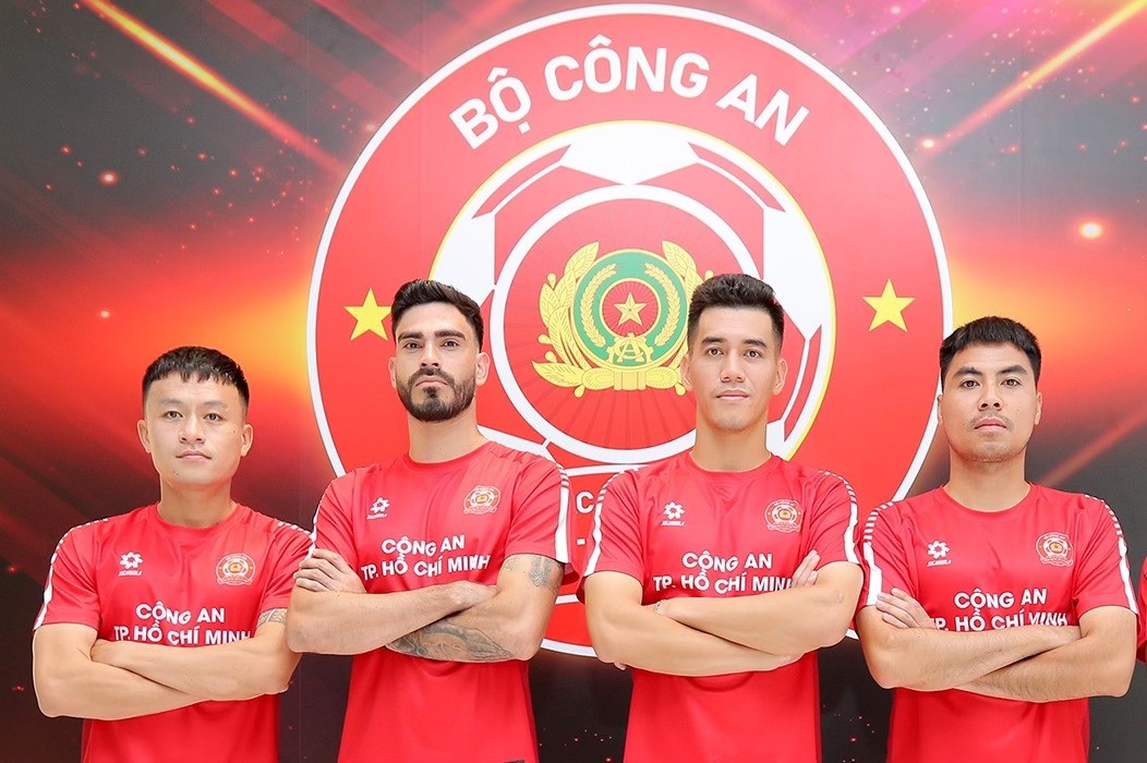 Tien Linh va dan sao gia nhap Cong an TP.HCM hinh anh