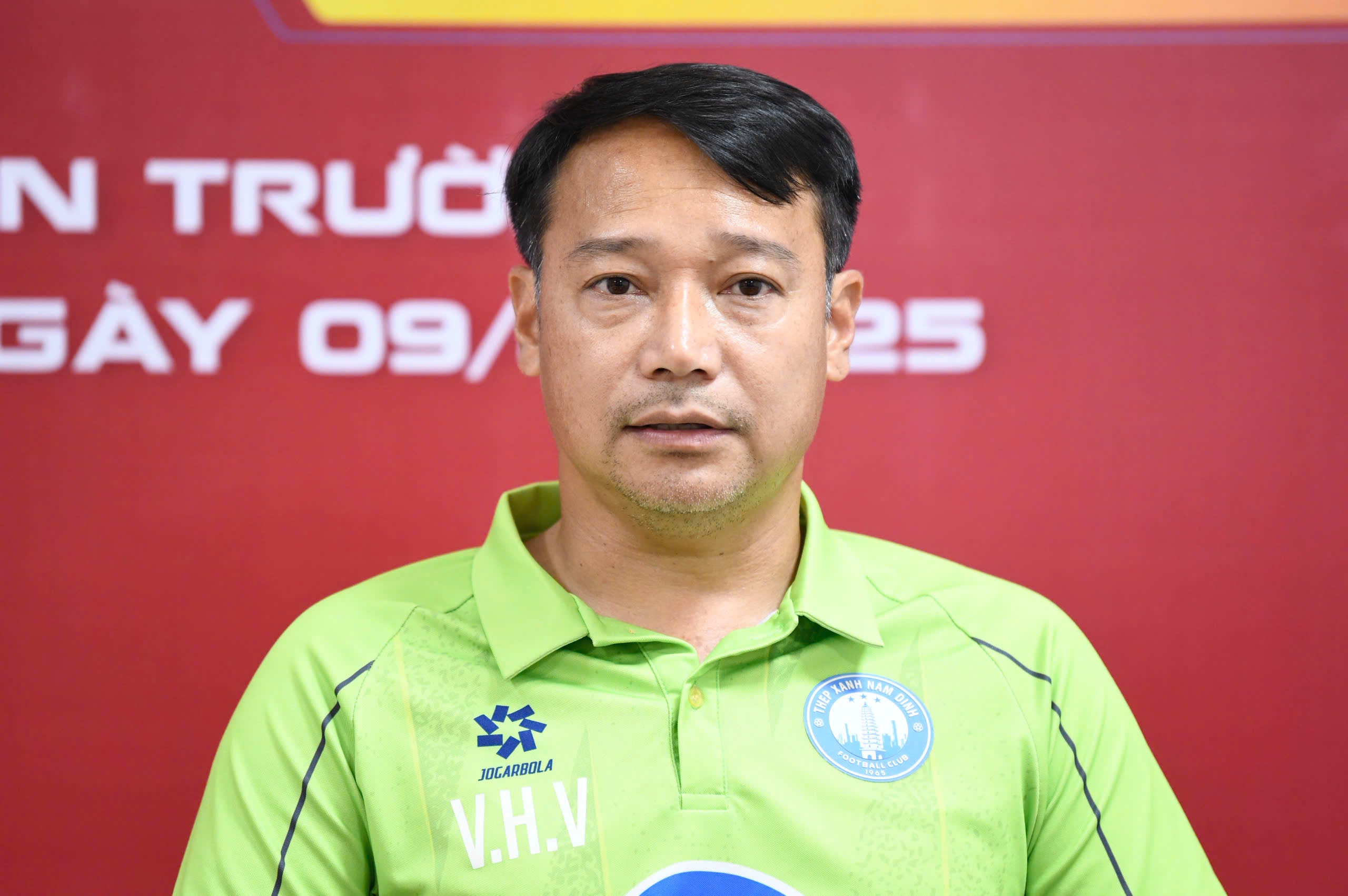 HLV Vu Hong Viet: 'Nam Dinh se giu cup o lai Thien Truong' hinh anh