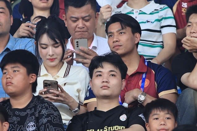 Van Thanh va ban gai du khan tran Sieu cup Quoc gia hinh anh