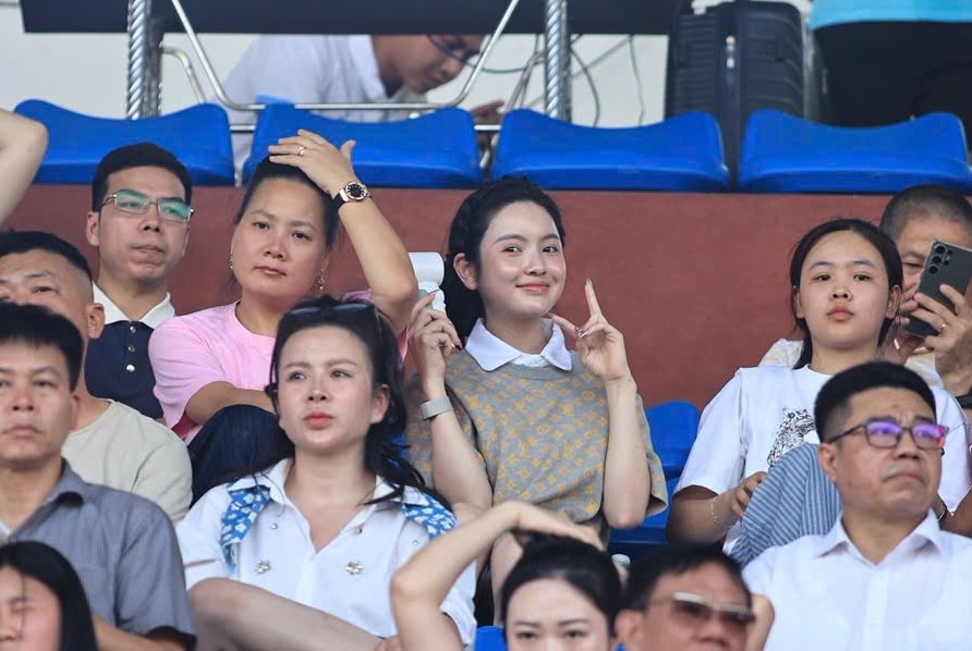 Chu Thanh Huyen nhi nhanh tao dang truoc ong kinh truyen thong hinh anh