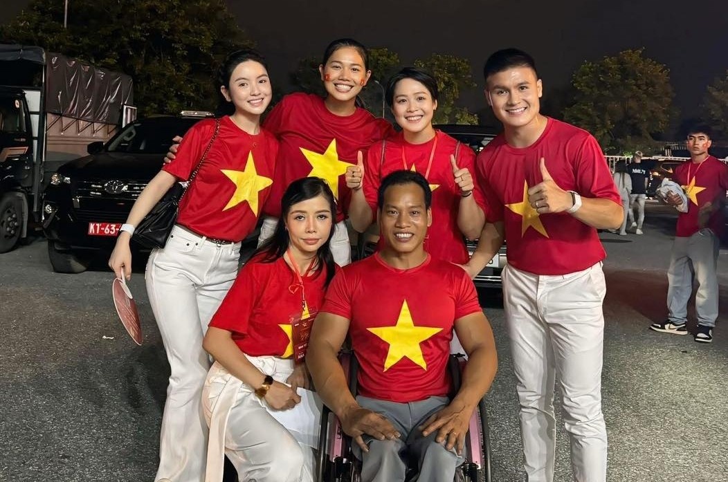 Vo cua Quang Hai rang ro do sac cung Anh Vien hinh anh