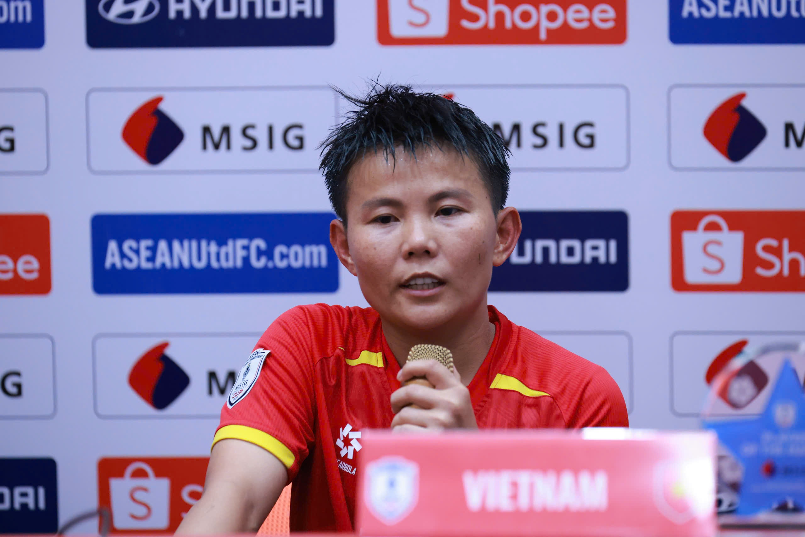 Bich Thuy kiem che cam xuc sau tran thua cua tuyen nu Viet Nam hinh anh