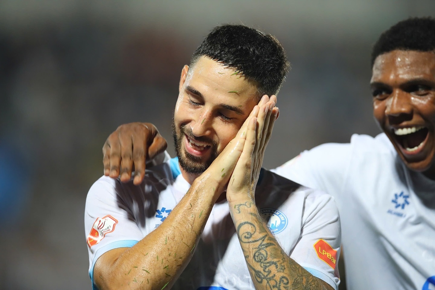 Dau an dan sao Viet kieu o tran mo man V.League hinh anh