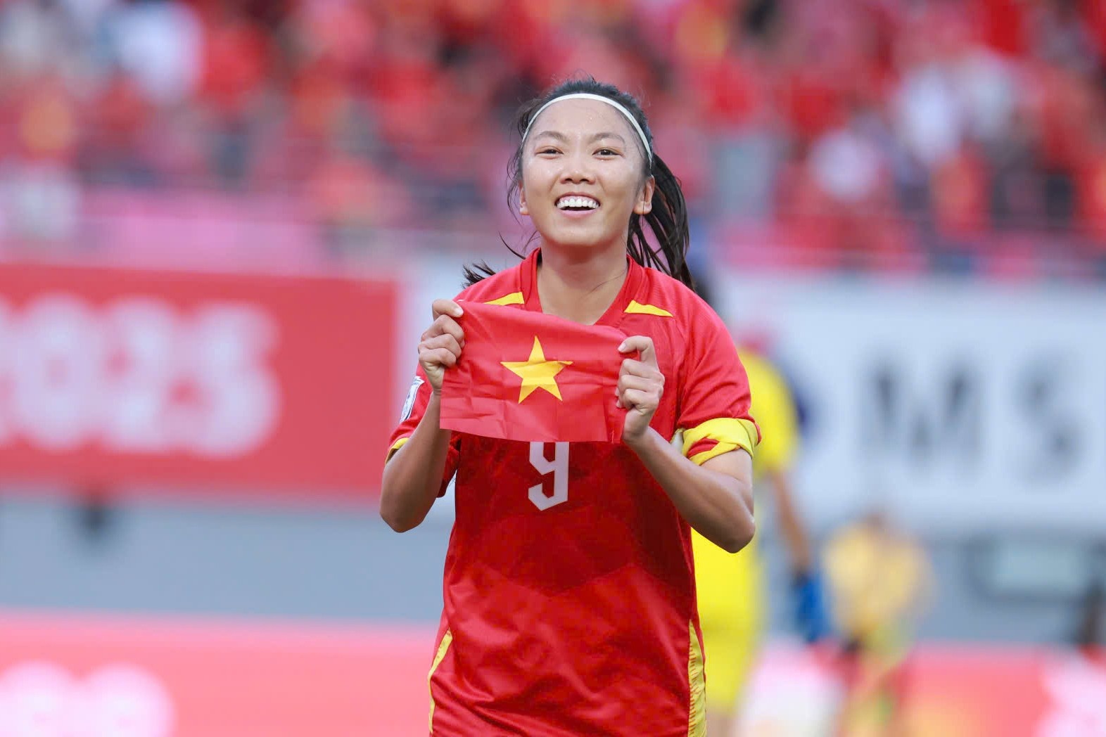 Huynh Nhu lap cong sau gan 2 nam, Viet Nam tiep tuc danh bai Thai Lan hinh anh