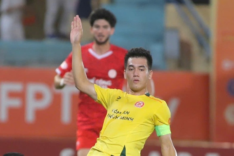 Khoanh khac Tien Linh buoc hut khi ky cho fan hinh anh