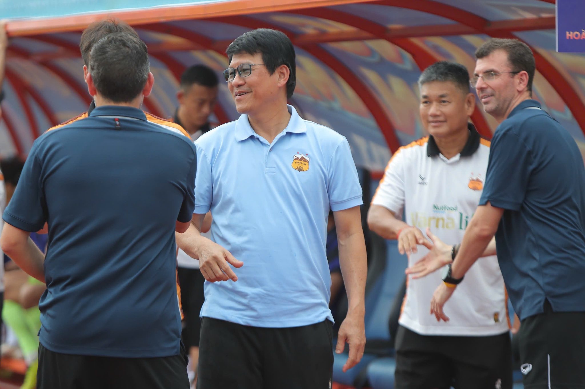 GDKT Vu Tien Thanh cua HAGL nhan the vang hinh anh