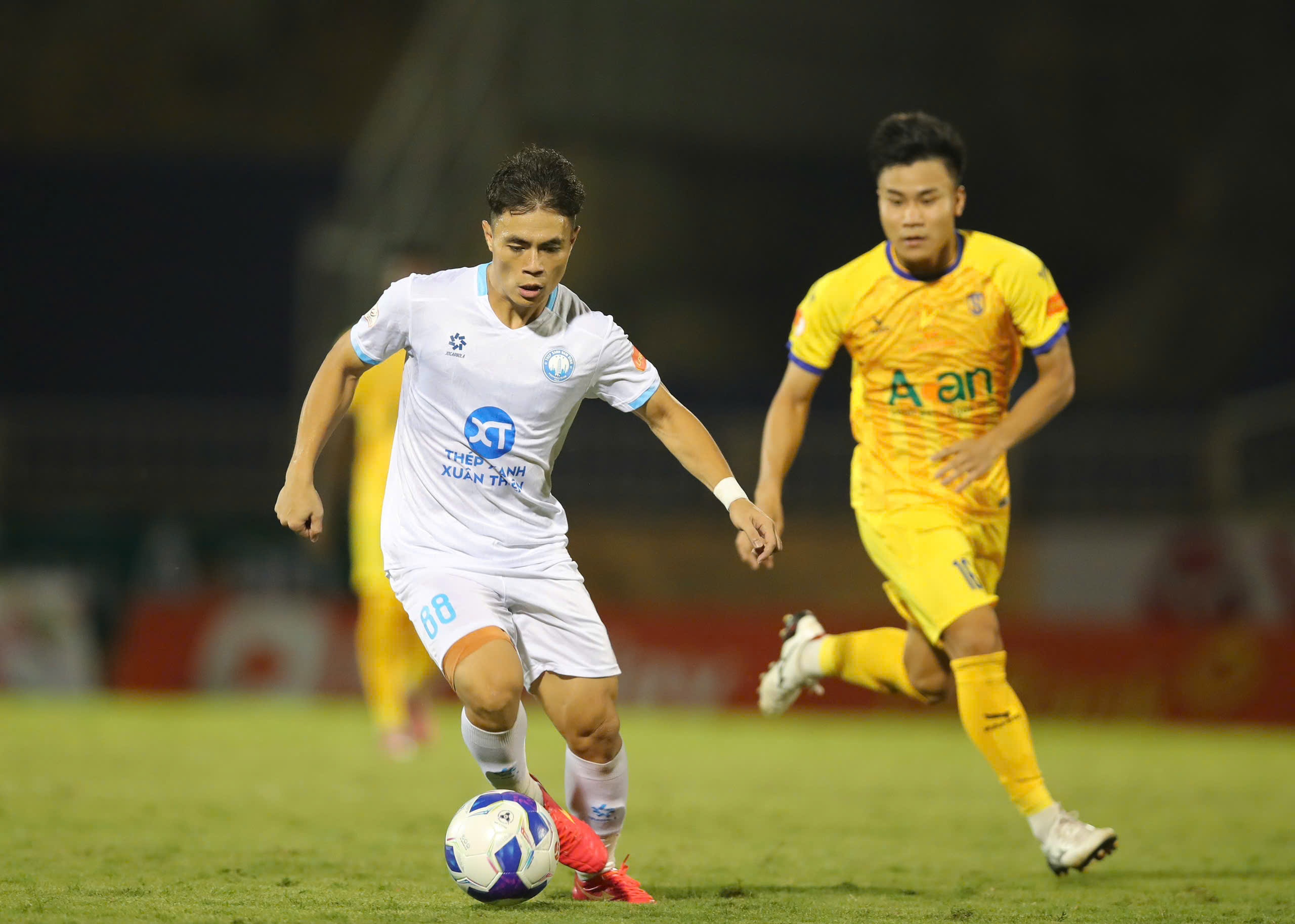 Ninh Binh FC lai gay bat ngo, Nam Dinh thua nguoc SLNA hinh anh