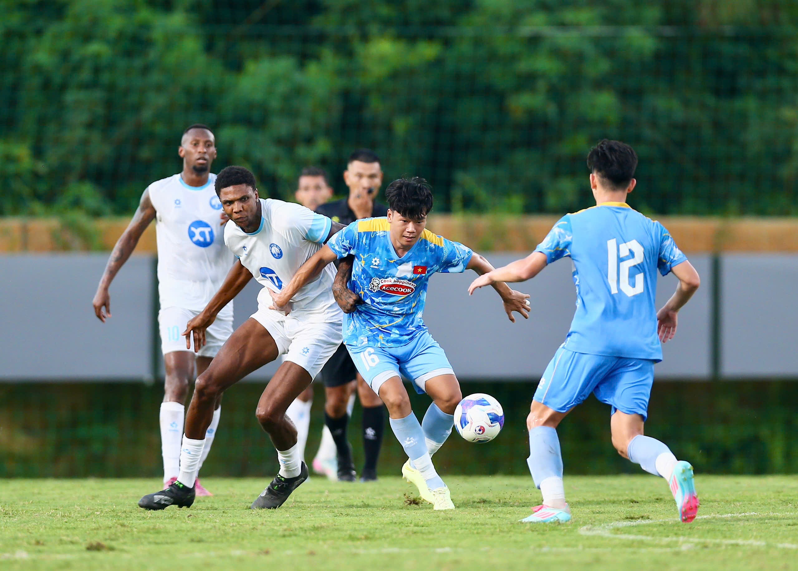 Tuyen Viet Nam thua dam Nam Dinh hinh anh