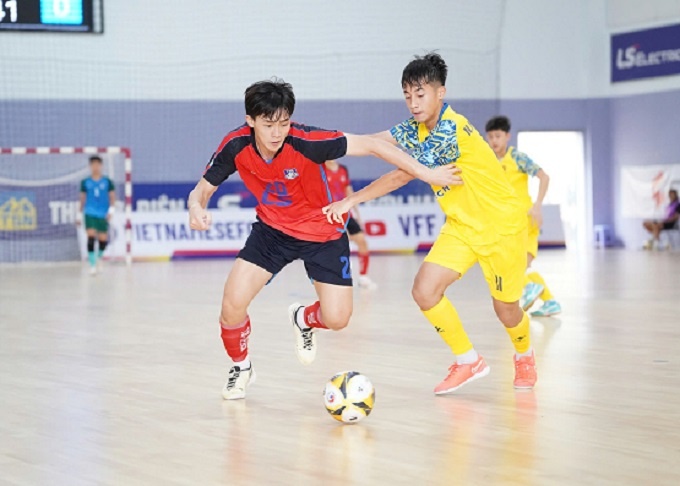 Hang loat an phat nang o giai vo dich futsal U20 Quoc gia hinh anh
