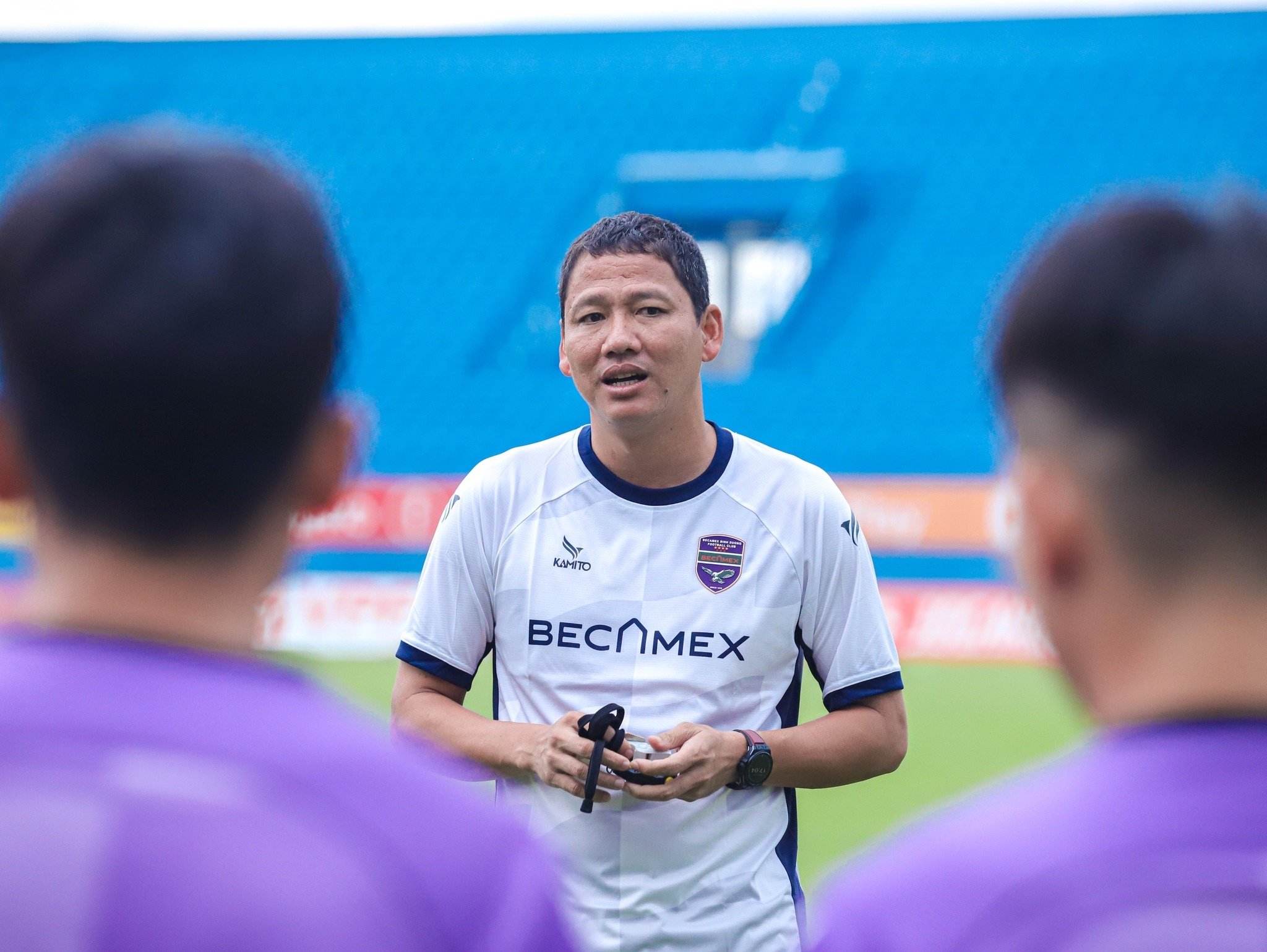 Becamex TP.HCM bac tin don no luong, cau thu gia dau hinh anh