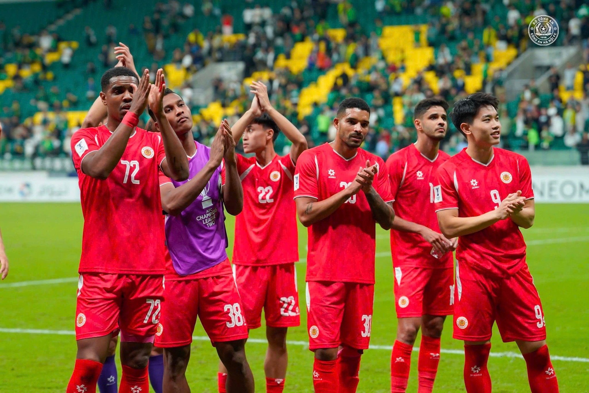 Au da giua cau thu CAHN voi Beijing Guoan hinh anh