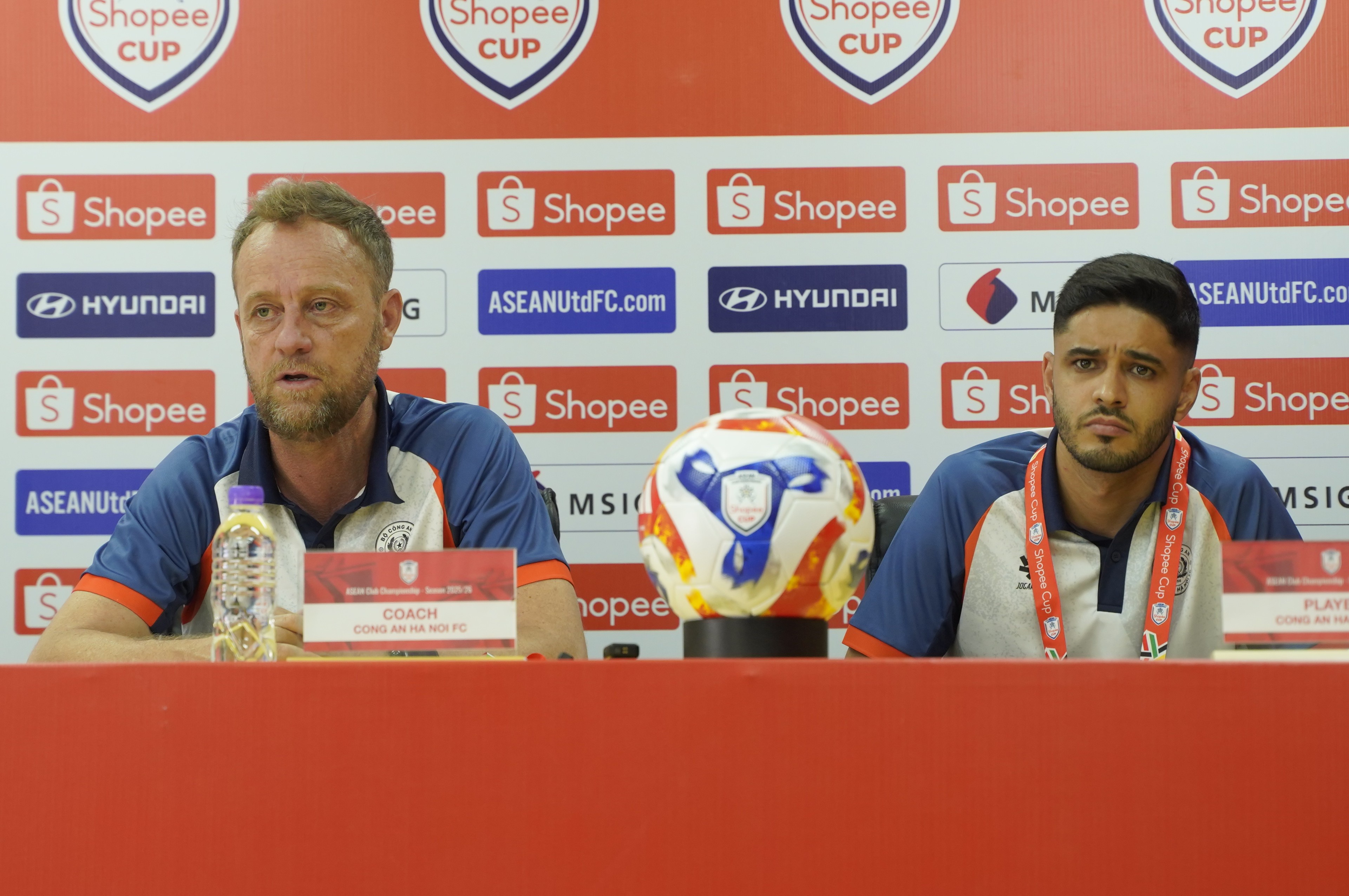 HLV Polking lam phien dich cho hoc tro hinh anh