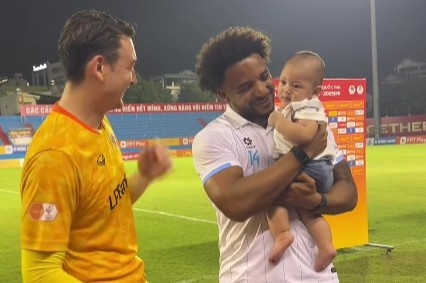 Van Lam ‘xin via’ Xuan Son cho con trai hinh anh