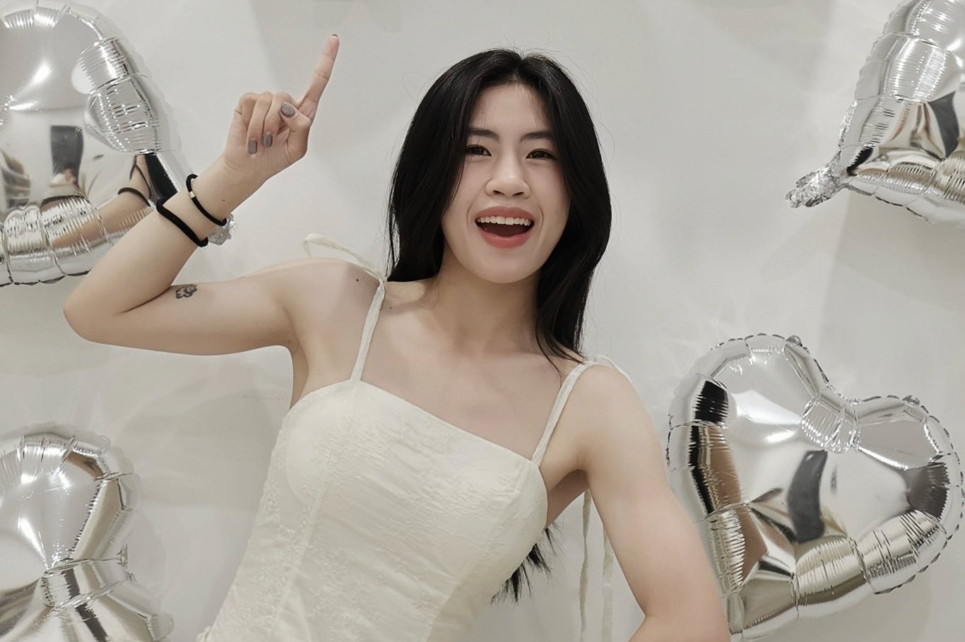 Thanh Nha gay thuong nho trong loat anh don sinh nhat tuoi 24 hinh anh