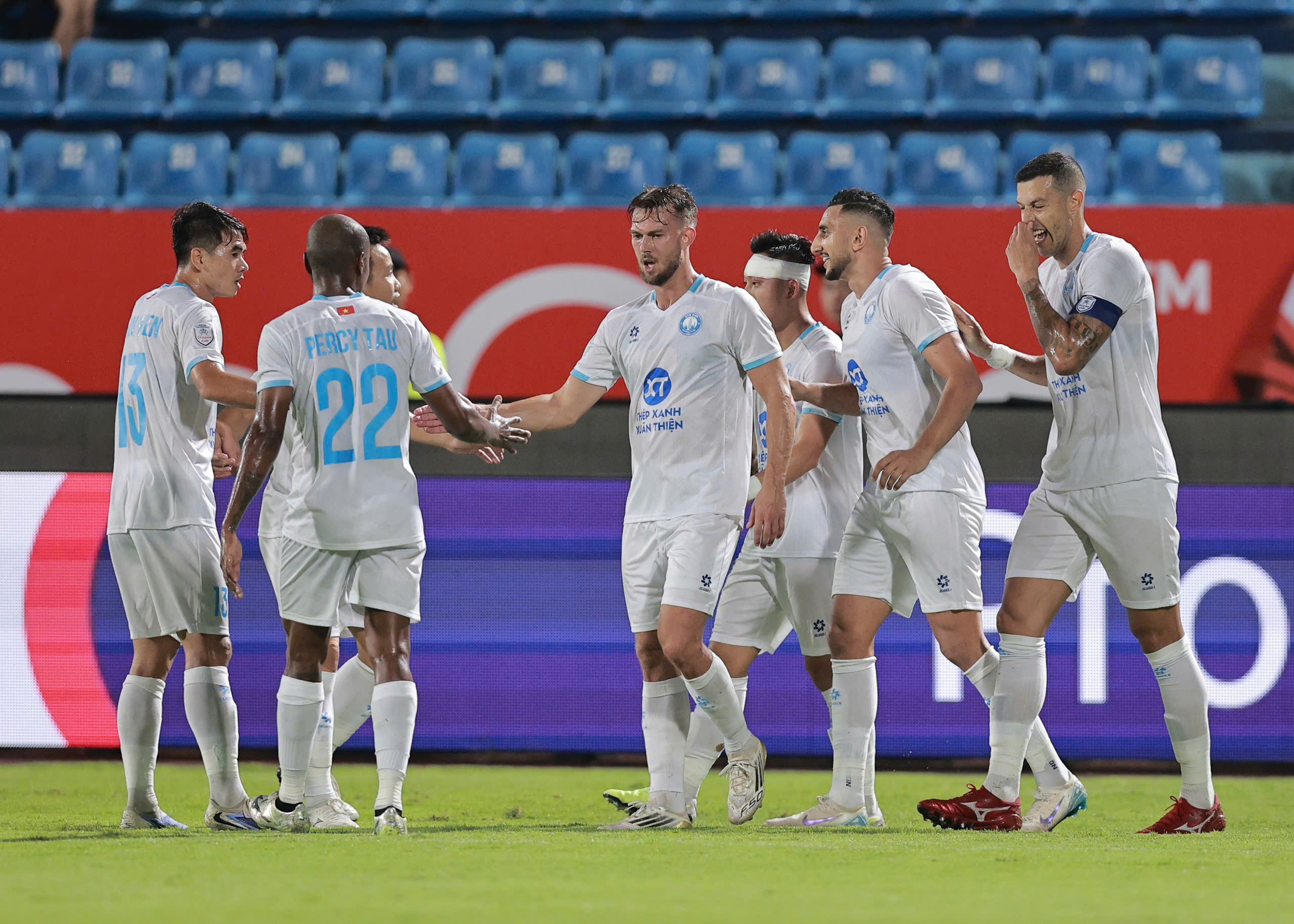 10 nguoi Nam Dinh danh bai doi bong Campuchia hinh anh