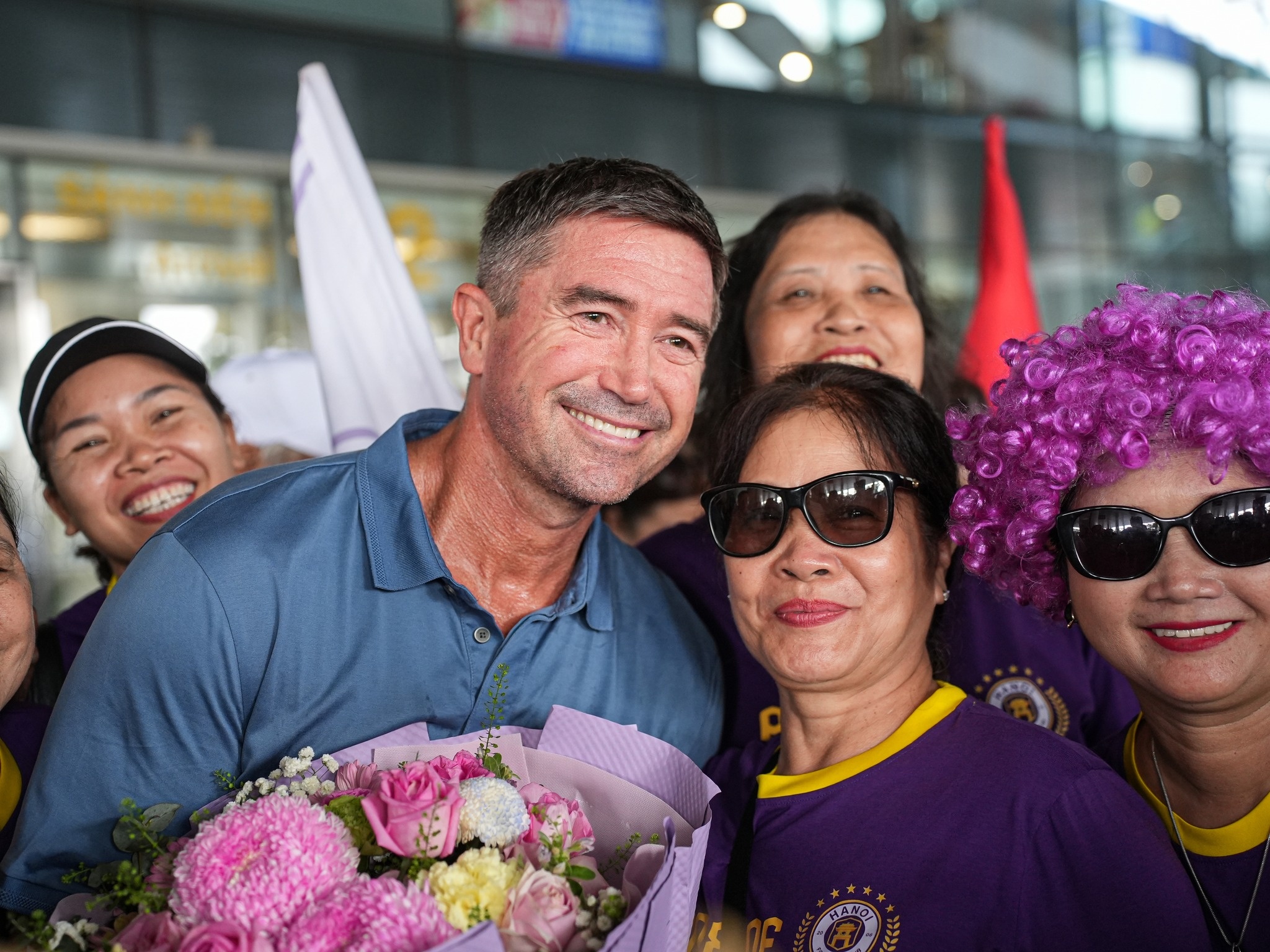 Harry Kewell duoc chao don nong nhiet khi toi Ha Noi hinh anh