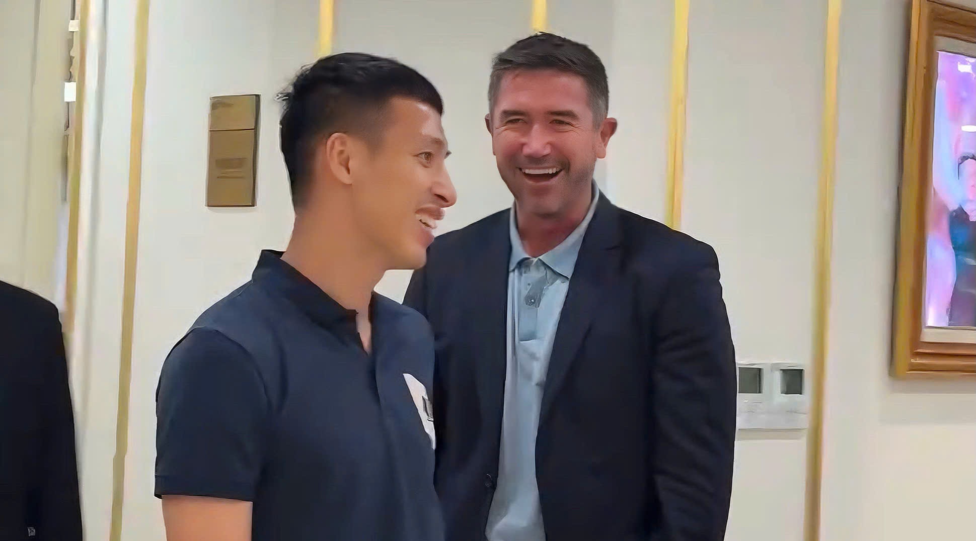 Hung Dung kien nhan cho Harry Kewell hinh anh