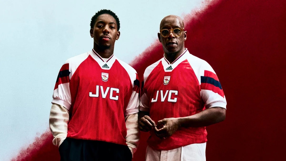 Arsenal hoi sinh chiec ao dau dep nhat thap nien 90 hinh anh