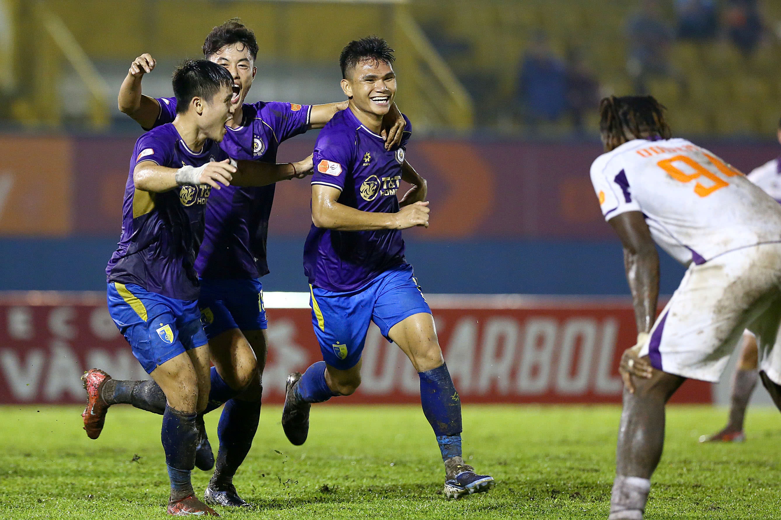 Hoang Hen lap cong, HLV Kewell co chien thang dau tien hinh anh