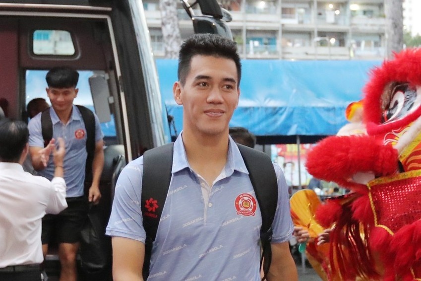 Fan nu cho xin chu ky Tien Linh hinh anh