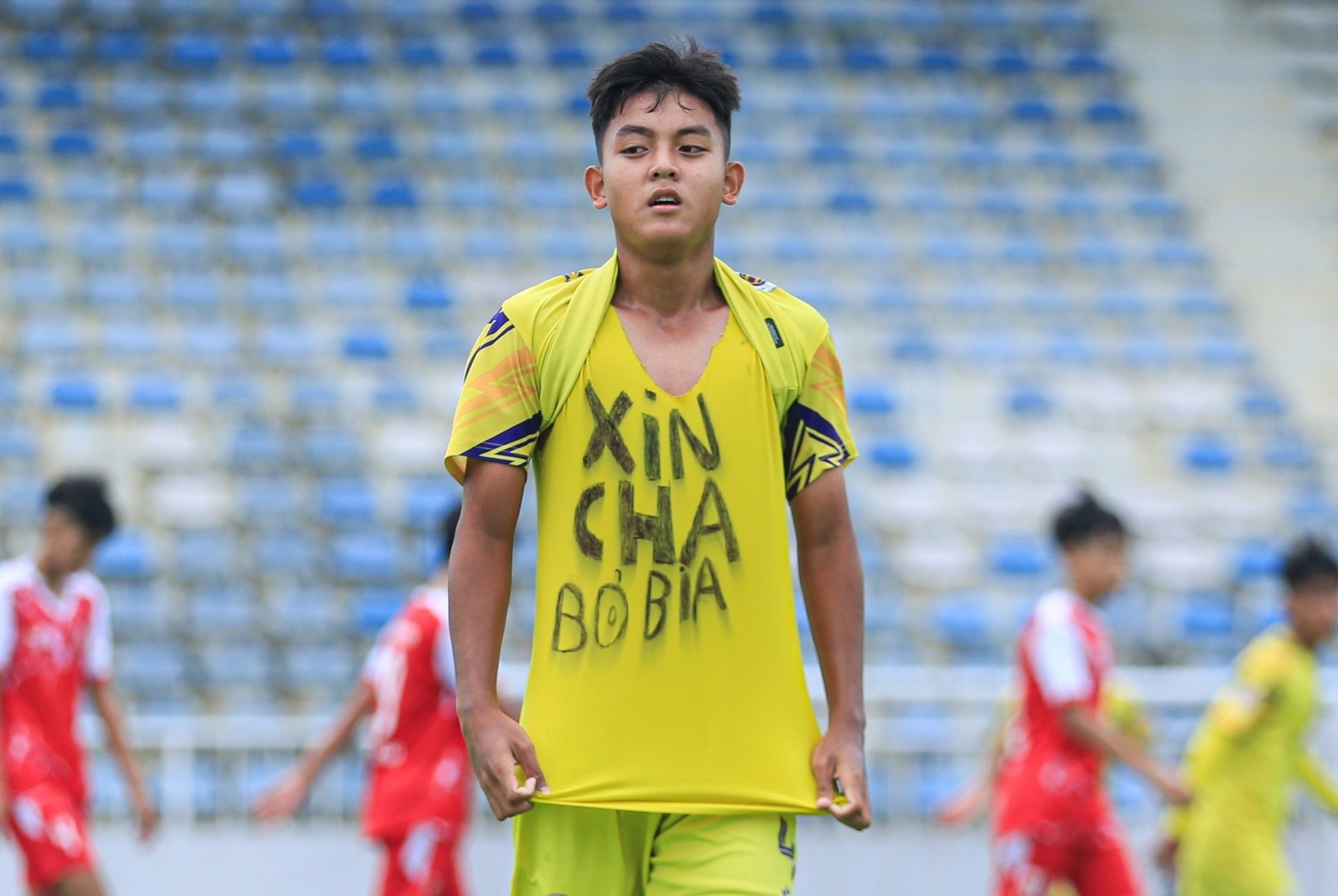 Dang sau khoanh khac an mung xuc dong cua cau thu U14 Ha Noi hinh anh