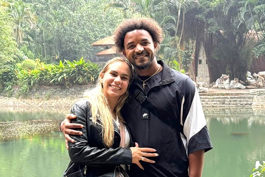 Xuan Son va vo di du lich hinh anh