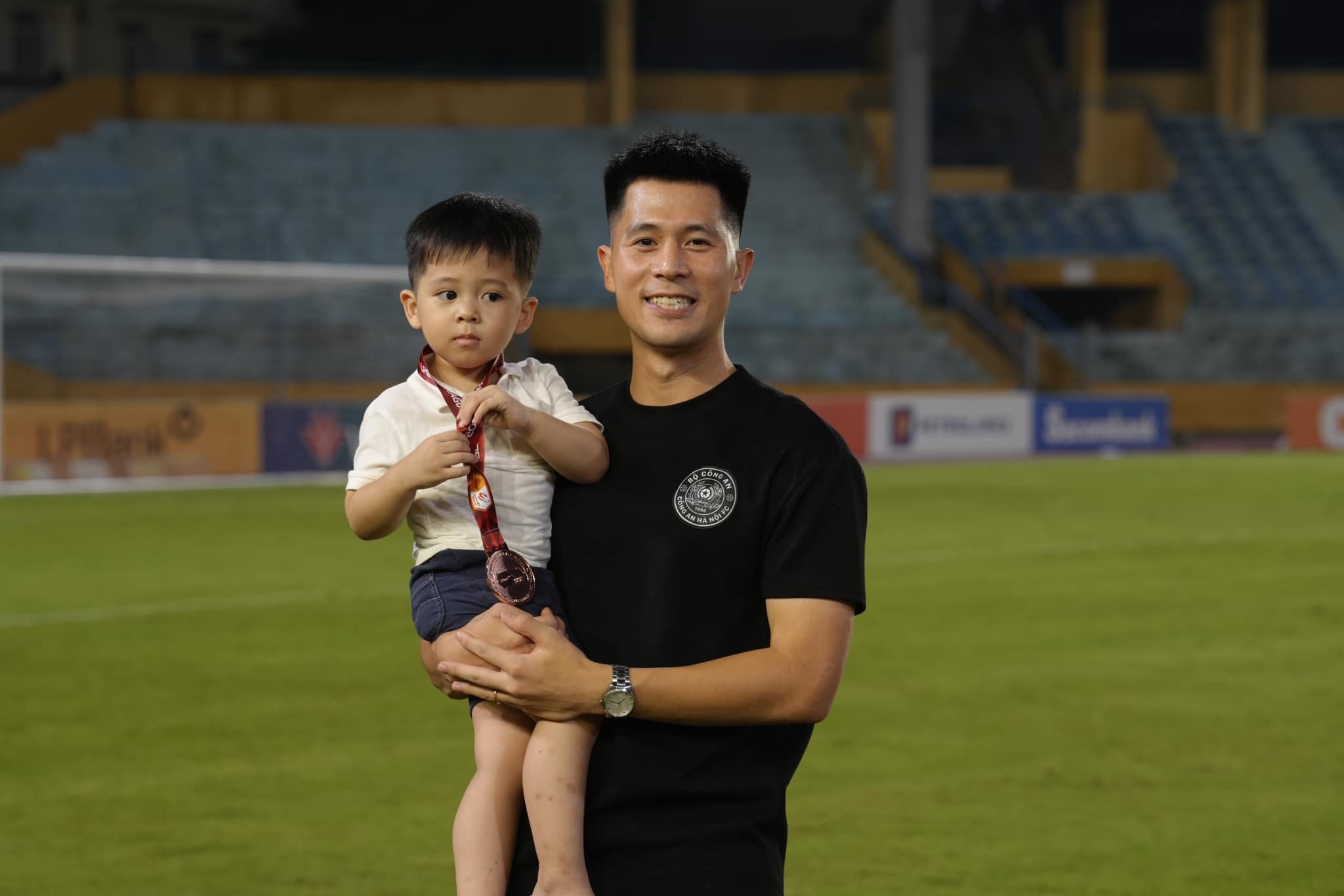 Con trai cua Dinh Trong duoc dan sao CAHN day choi bong hinh anh