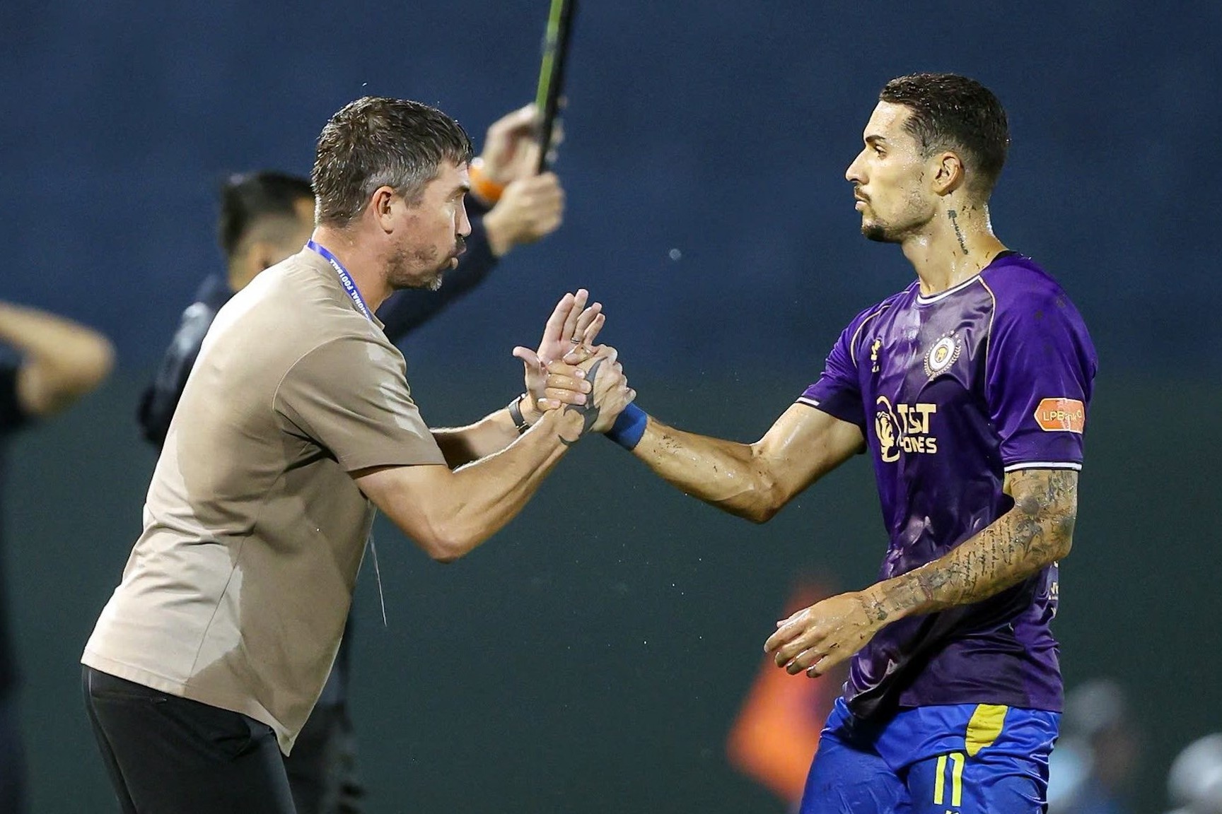 Harry Kewell thua tran thu hai o V.League hinh anh