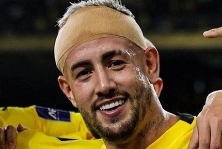 Cau thu nhap tich Malaysia co dong thai bat ngo hinh anh