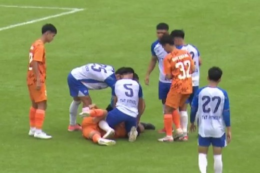 Cau thu bi co giat khi thi dau o giai hang Ba Quoc gia hinh anh