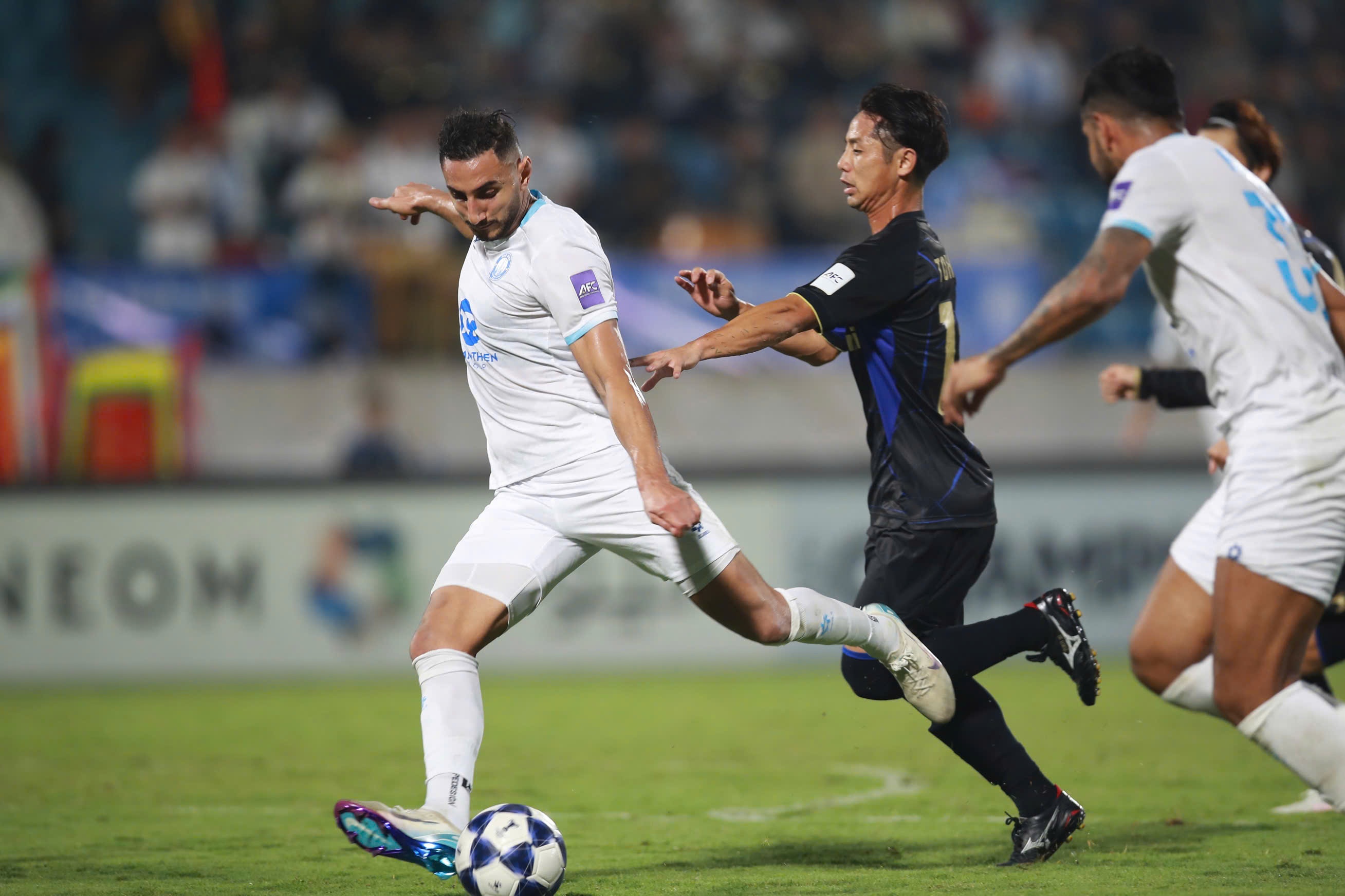 Trong tai gay tranh cai trong tran dau cua Nam Dinh hinh anh