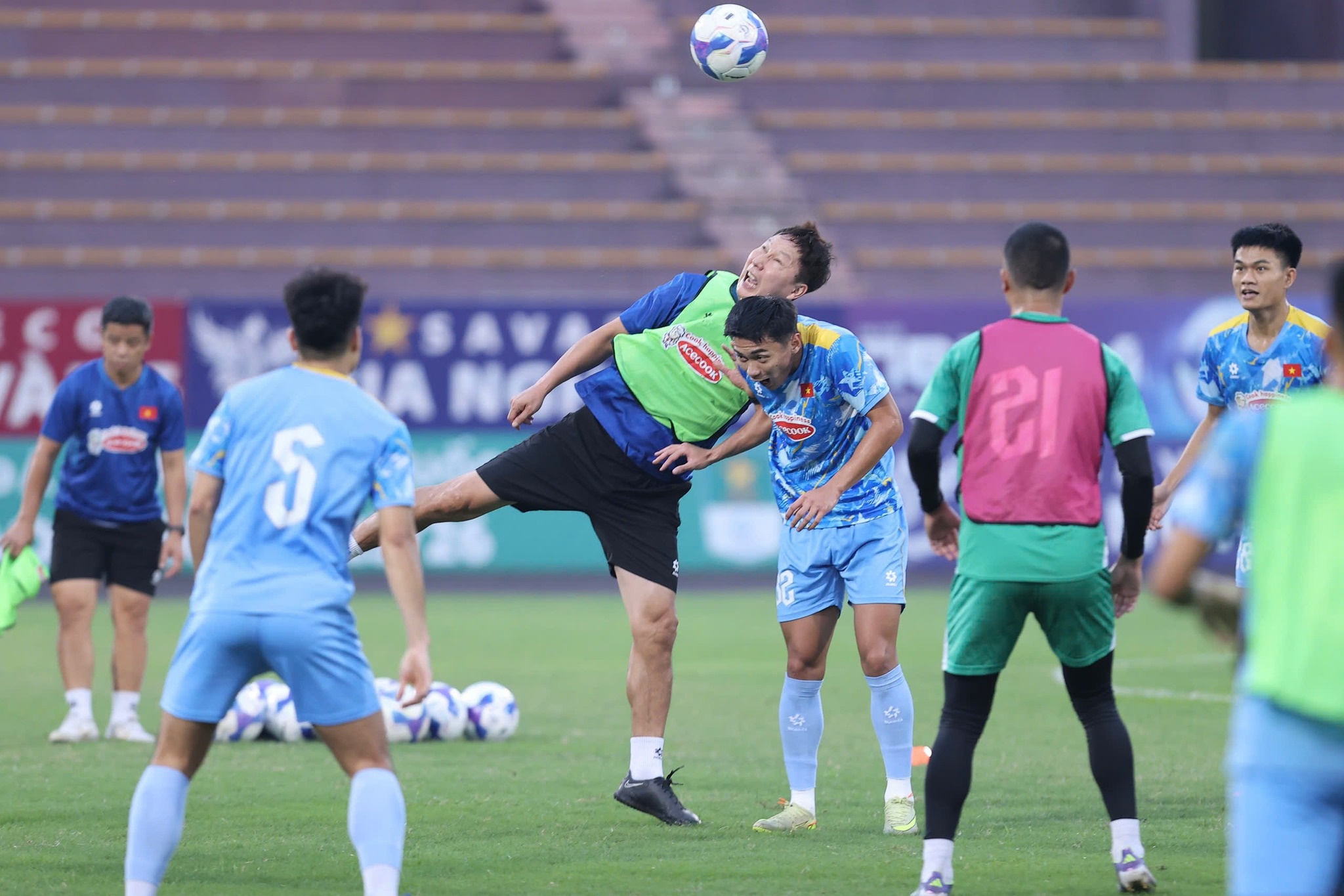 Doi lich tran Lao gap Viet Nam hinh anh