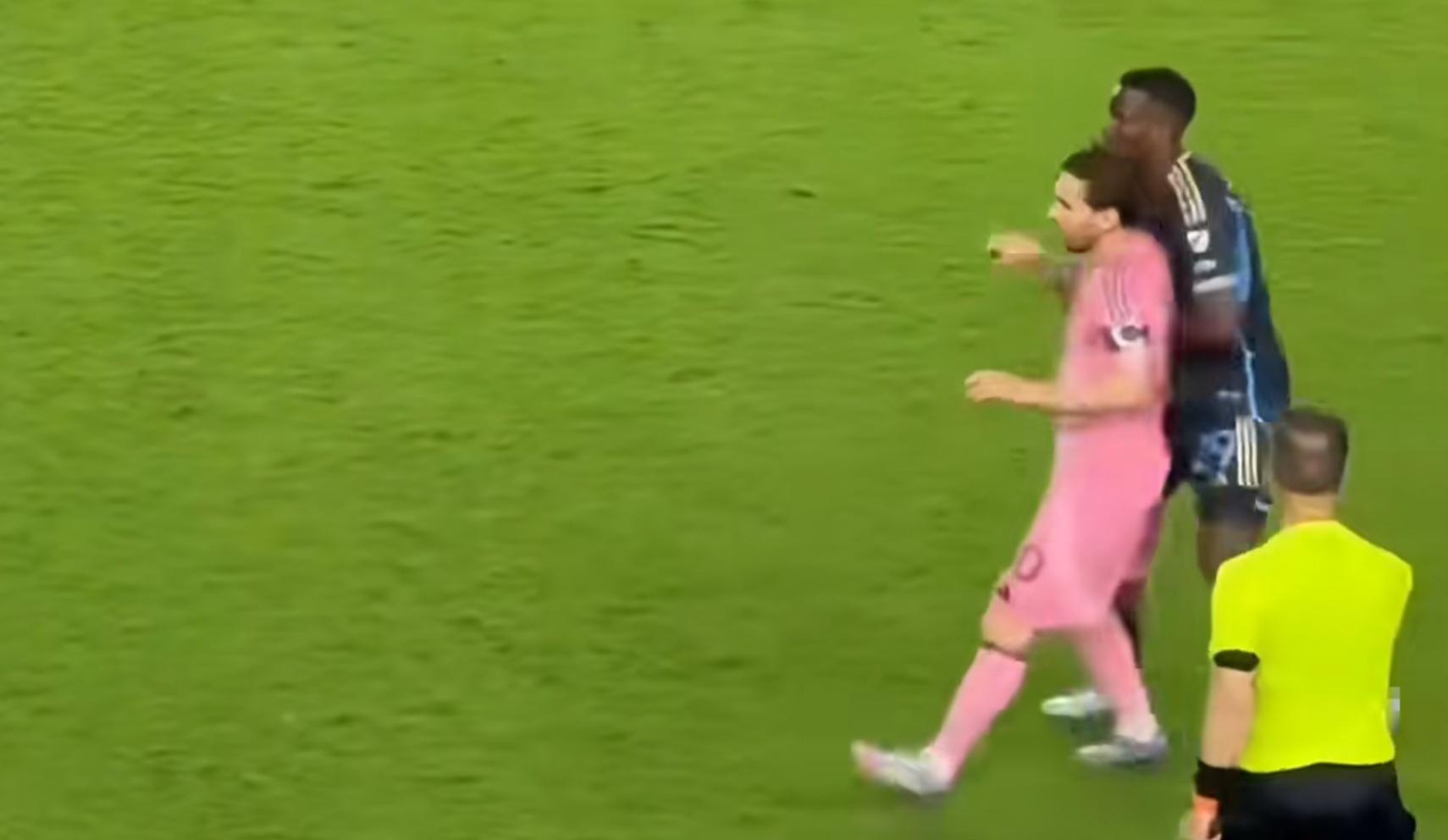 Khoanh khac Messi noi nong gay sot tro lai hinh anh