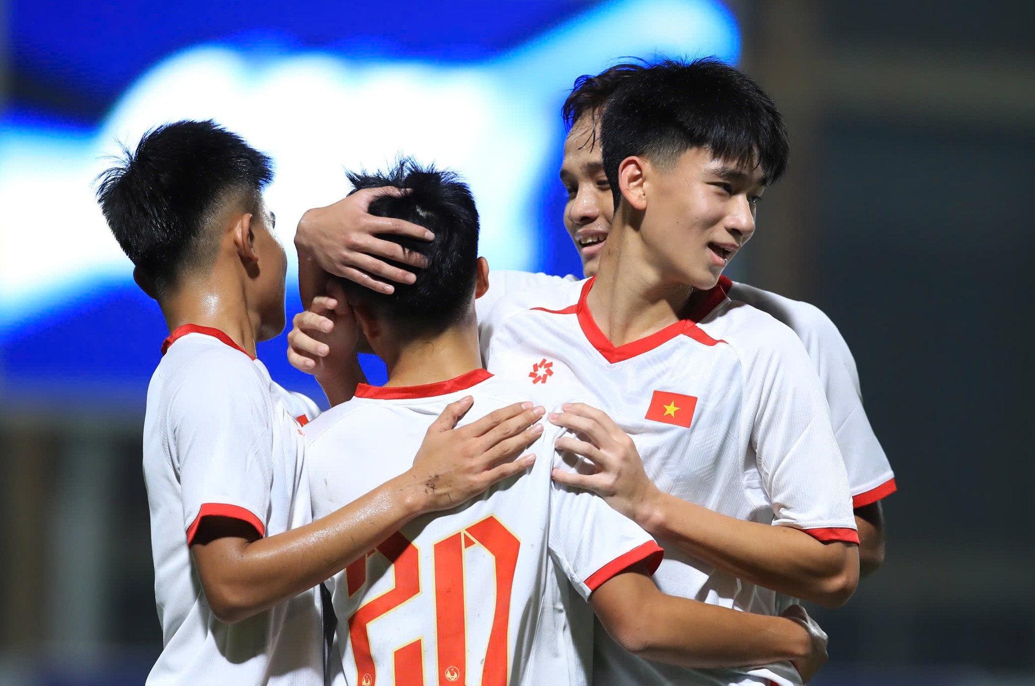 U17 Viet Nam huy diet Singapore o tran ra quan hinh anh