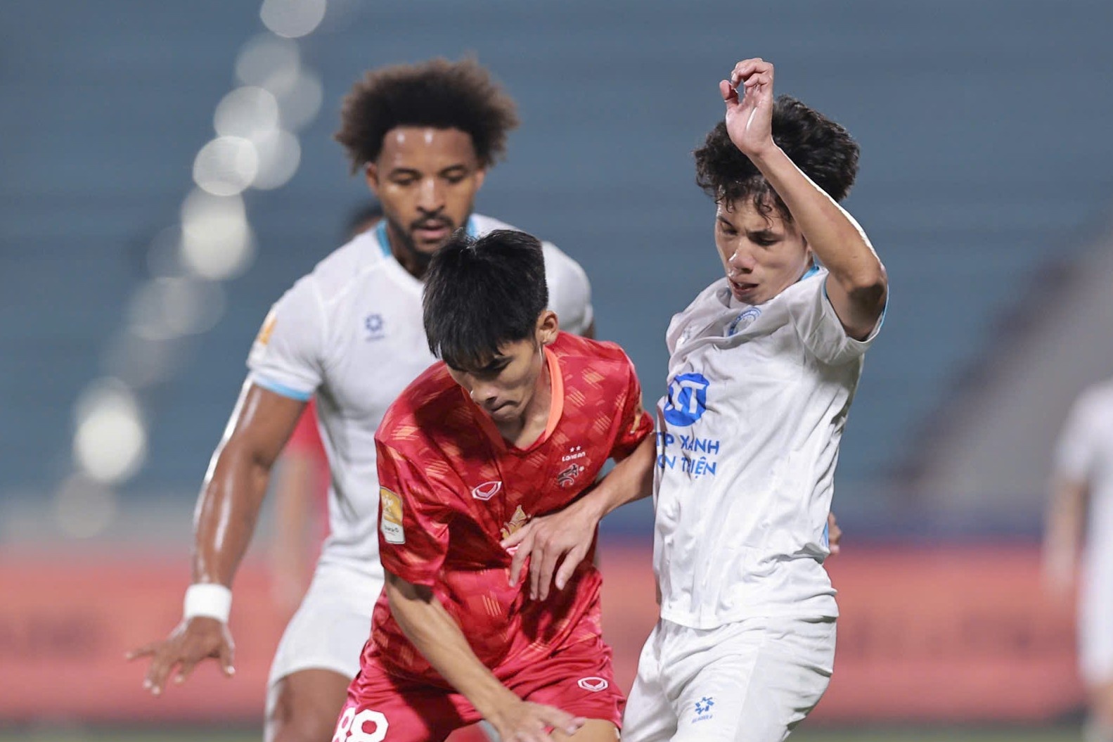 Xuan Son be tac trong ngay Nam Dinh gianh ve vao tu ket Cup Quoc gia hinh anh