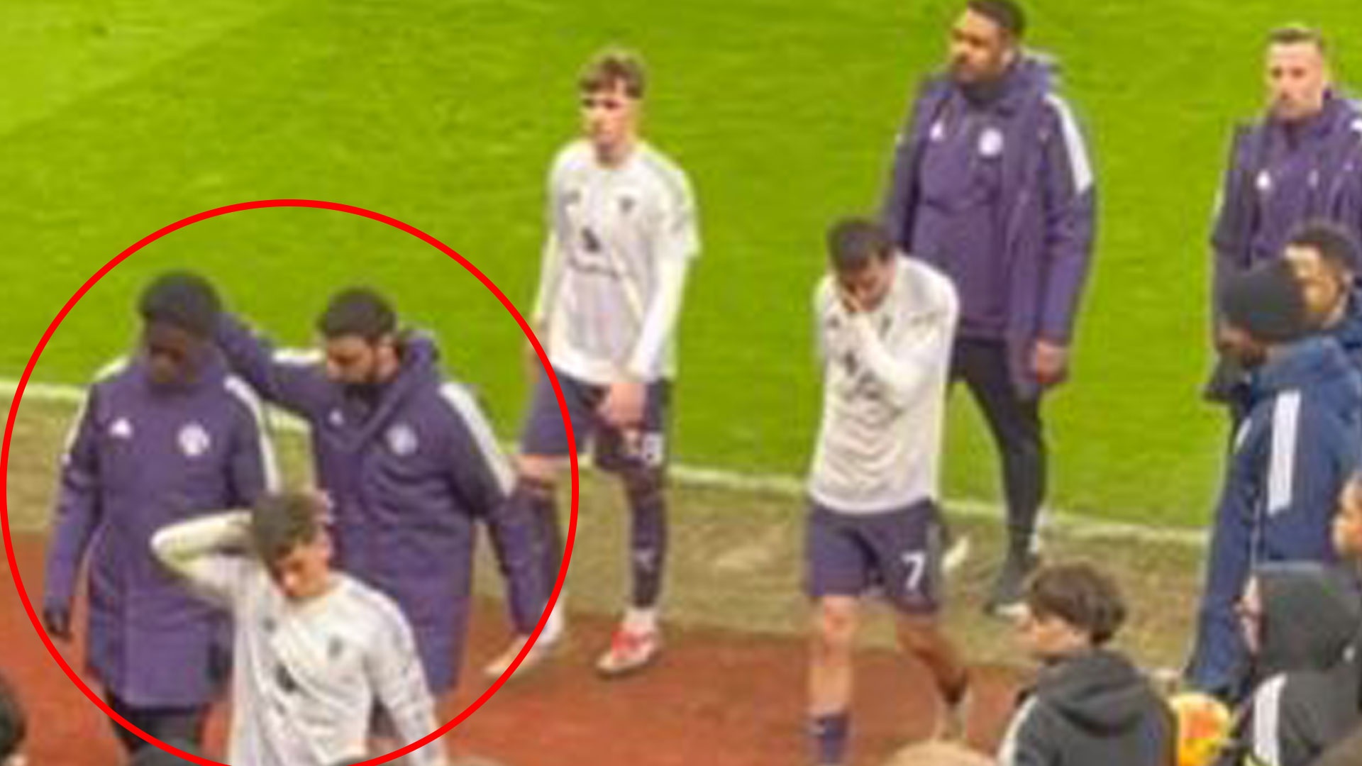 Hanh dong dep cua Fernandes hinh anh