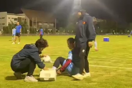 Tuyen thu tuyen Viet Nam chan thuong nhe sau 15 phut khoi dong hinh anh