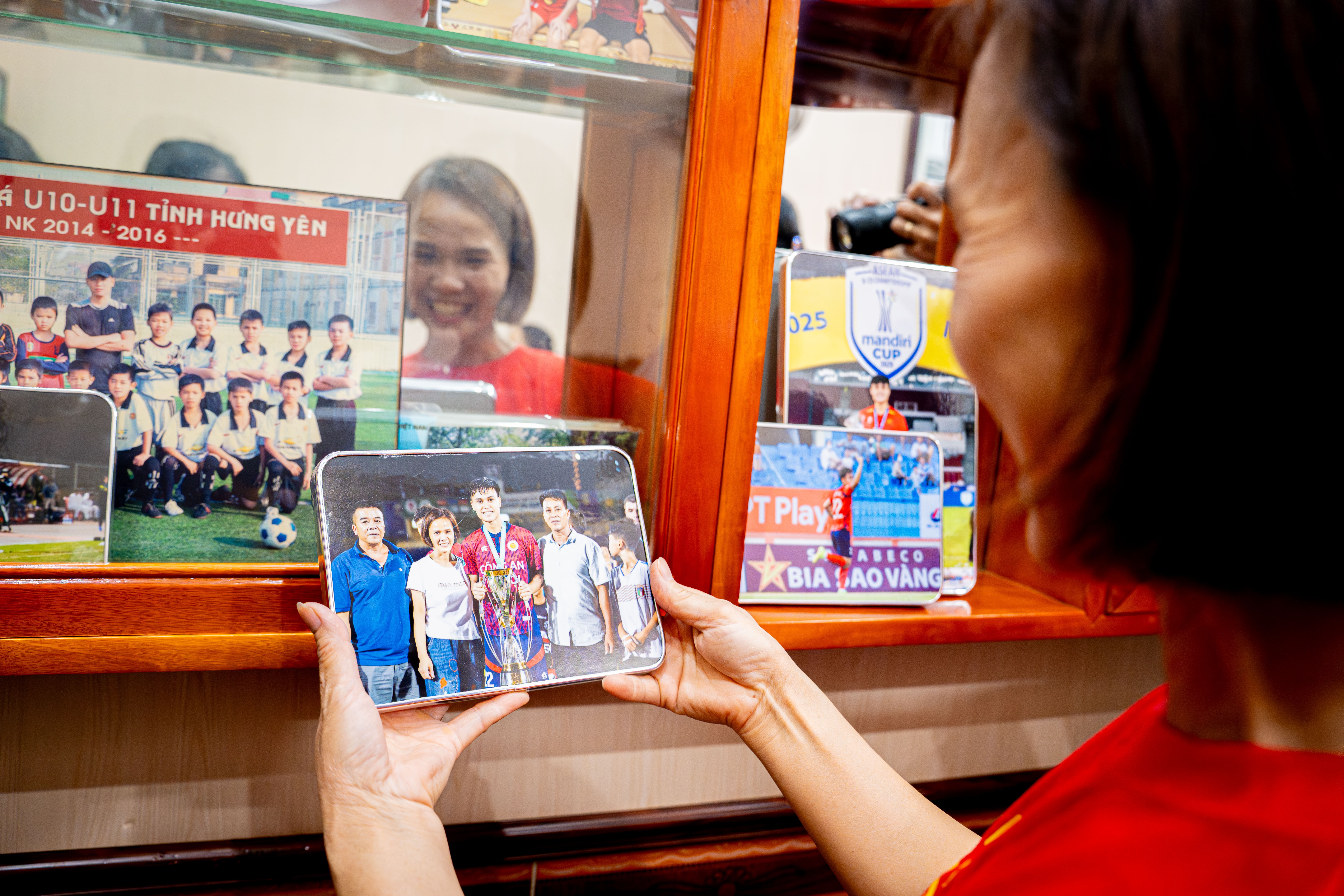 Bo cua hau ve Pham Minh Phuc lan dau roi nuoc mat vi con trai hinh anh