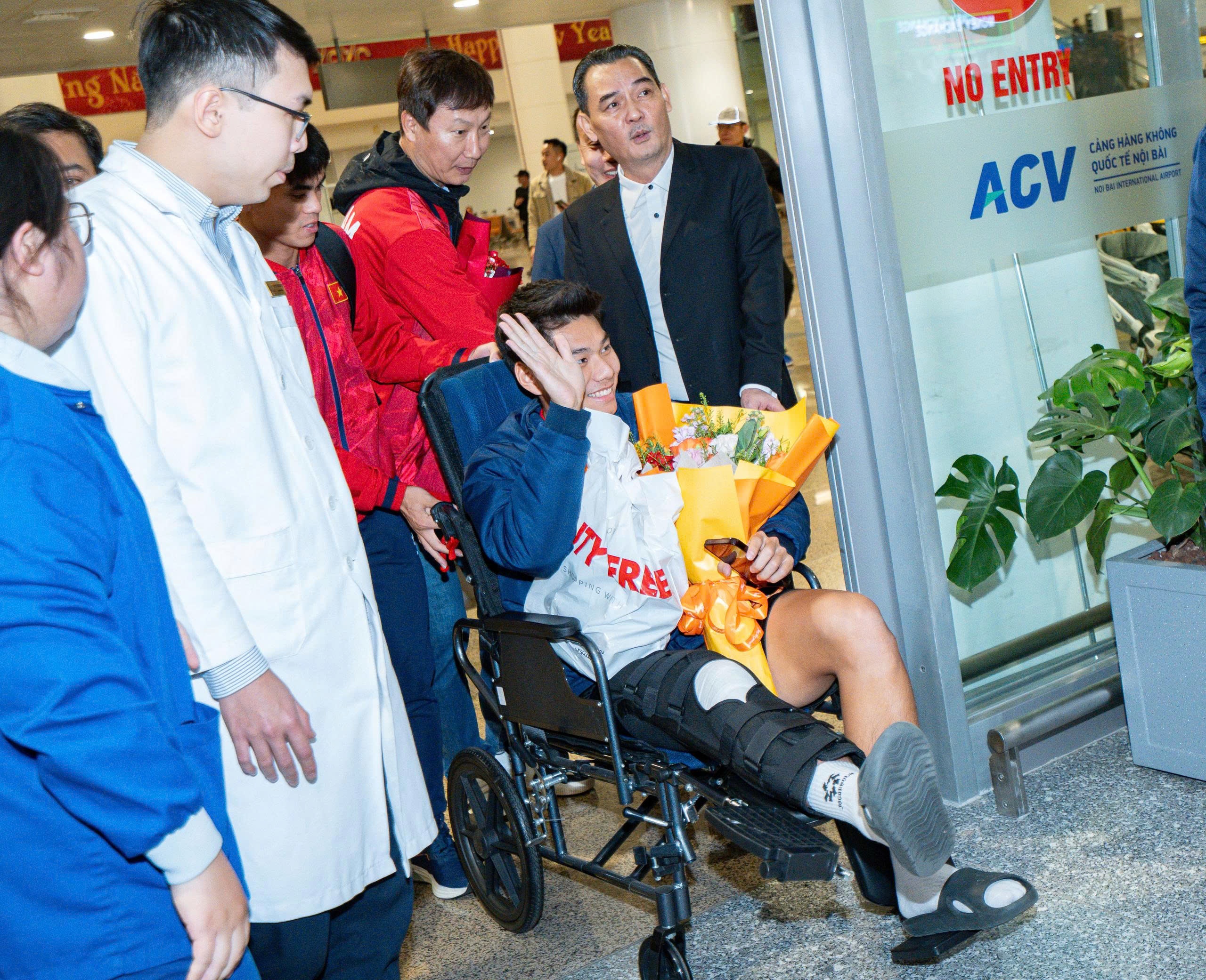 U23 Viet Nam ve nuoc trong vong tay nguoi ham mo hinh anh