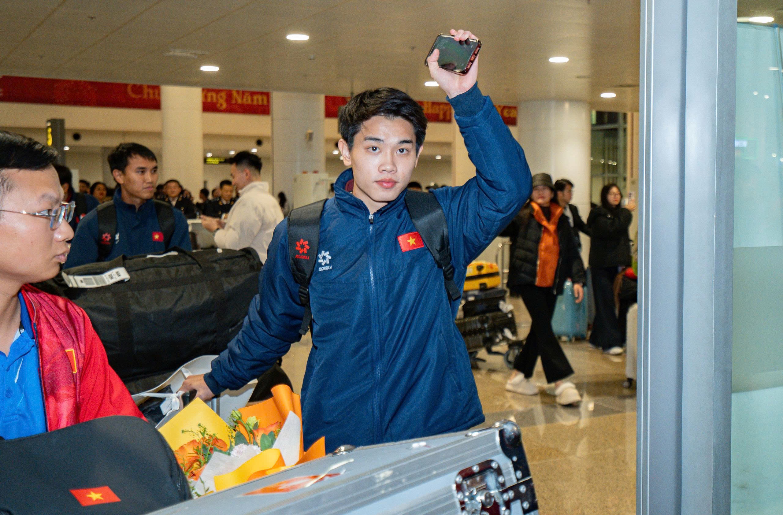 Dinh Bac va dan sao U23 bi vay kin khi ve nuoc hinh anh