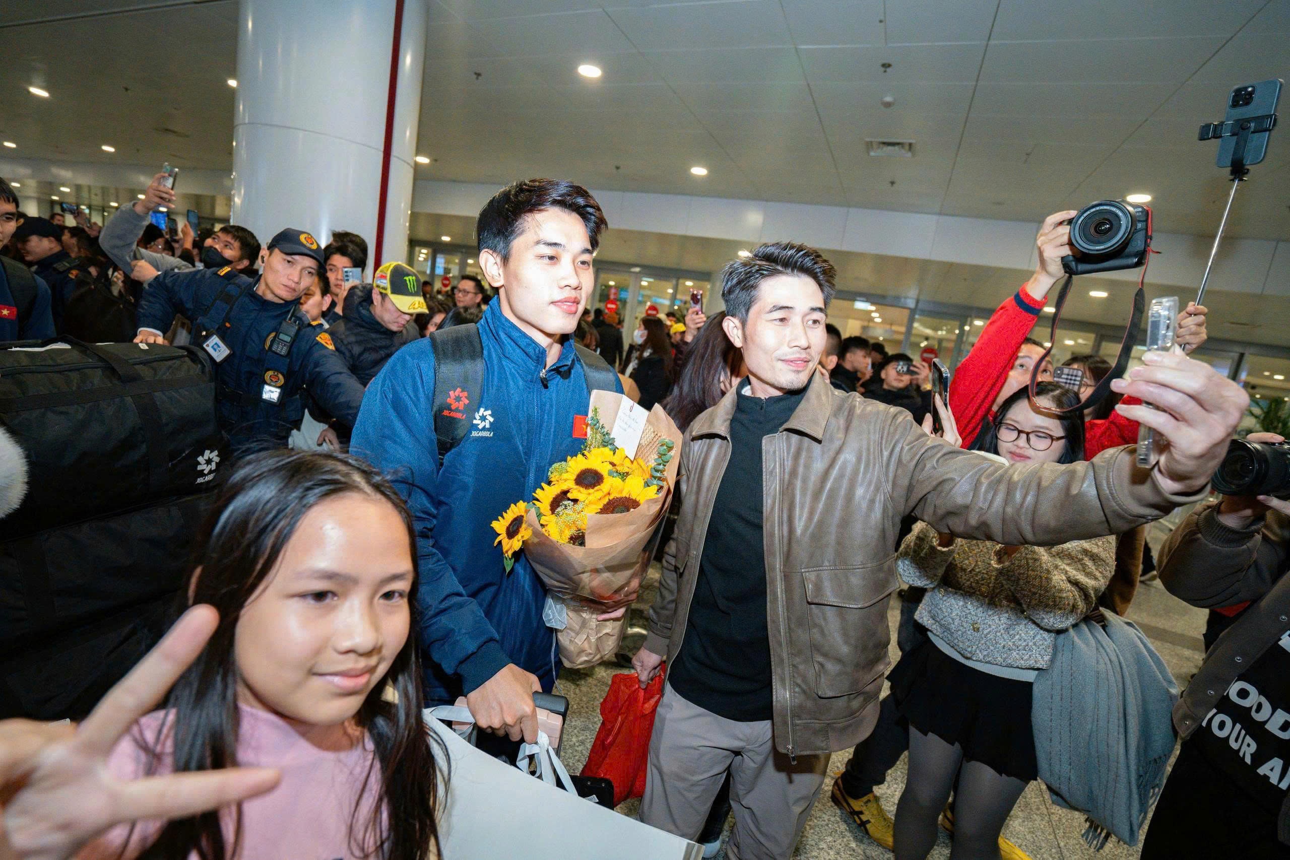 U23 Viet Nam ve nuoc trong vong tay nguoi ham mo hinh anh