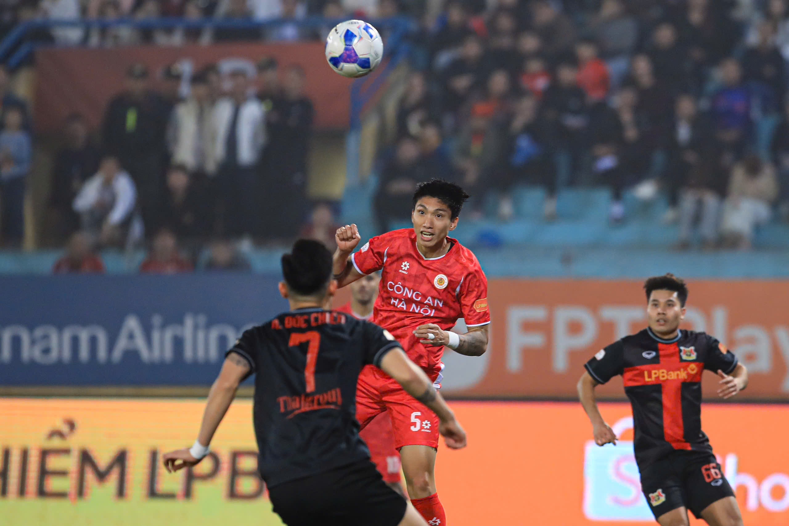 Van Hau di lai binh thuong sau khi roi san bang cang hinh anh