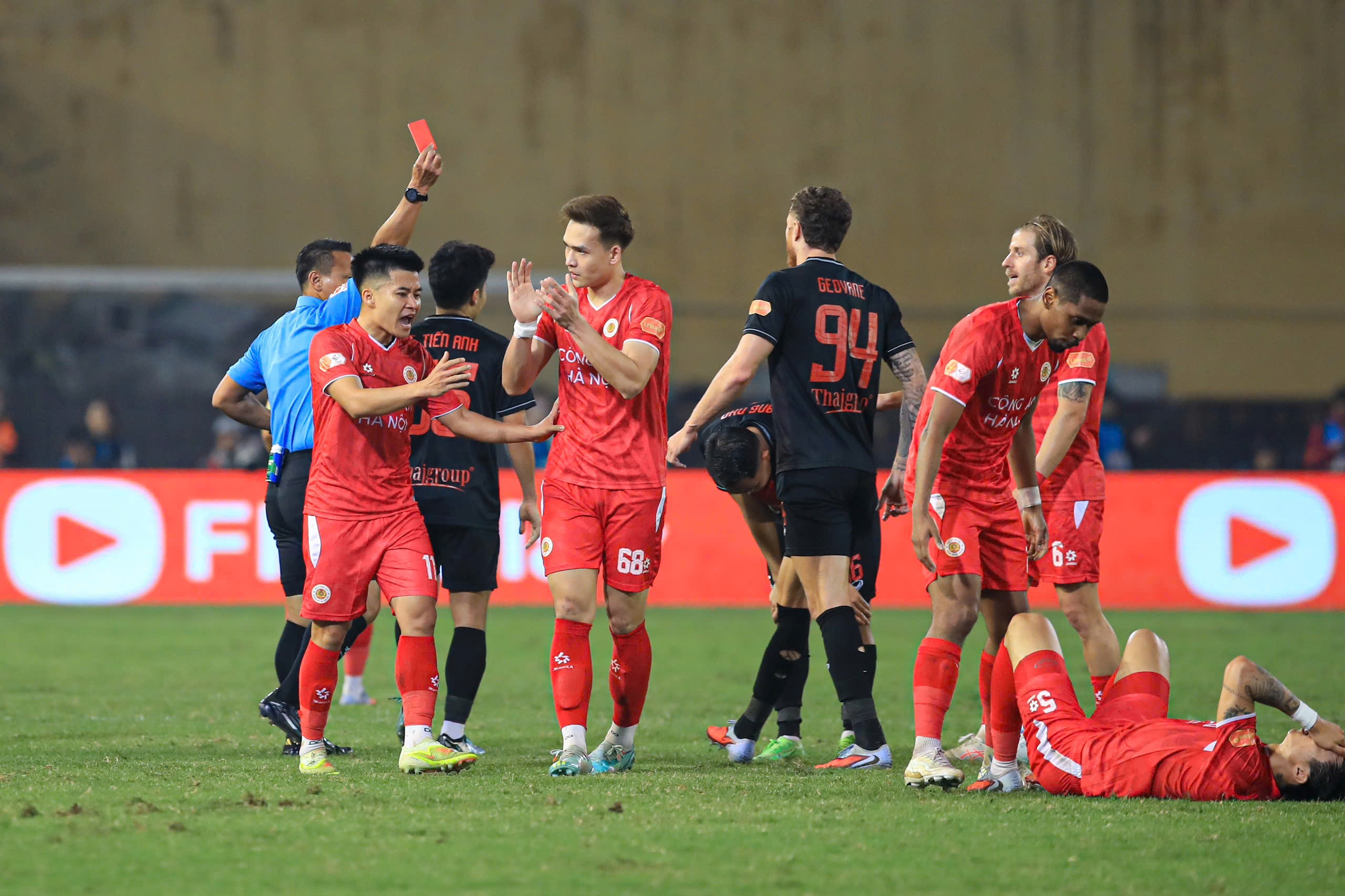 Ban huan luyen Ninh Binh lao vao san buc xuc voi trong tai hinh anh