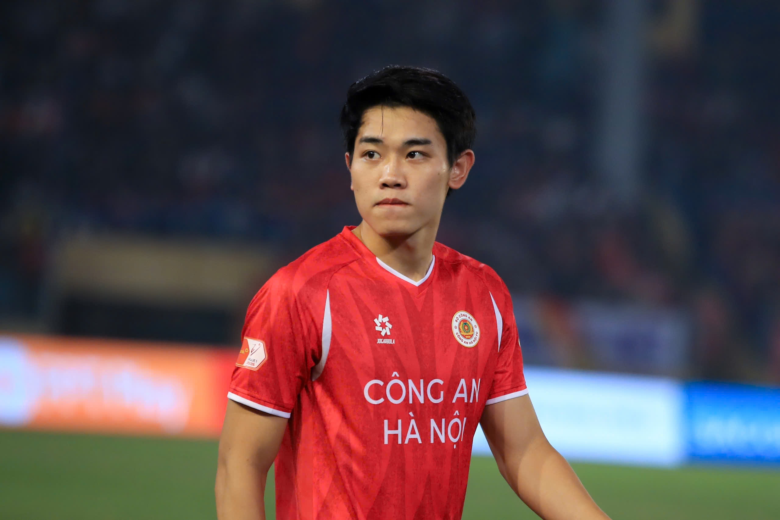 Fans tran xuong san xin chup anh voi Dinh Bac hinh anh