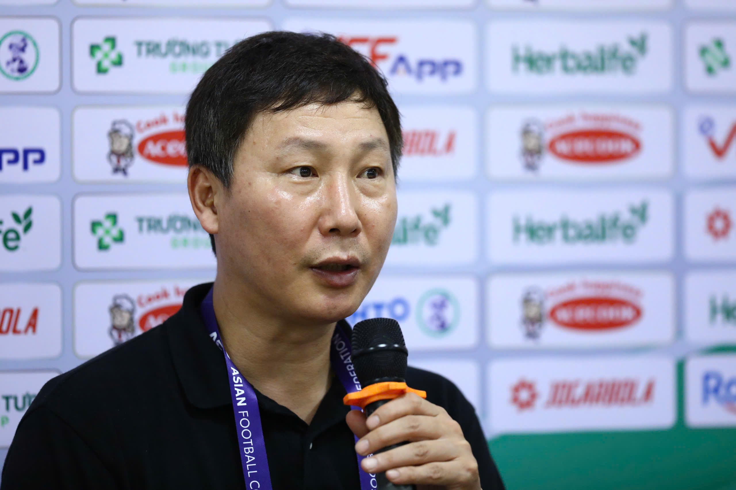 HLV Kim Sang-sik hai long ve man phoi hop cua Hoang Hen - Xuan Son hinh anh