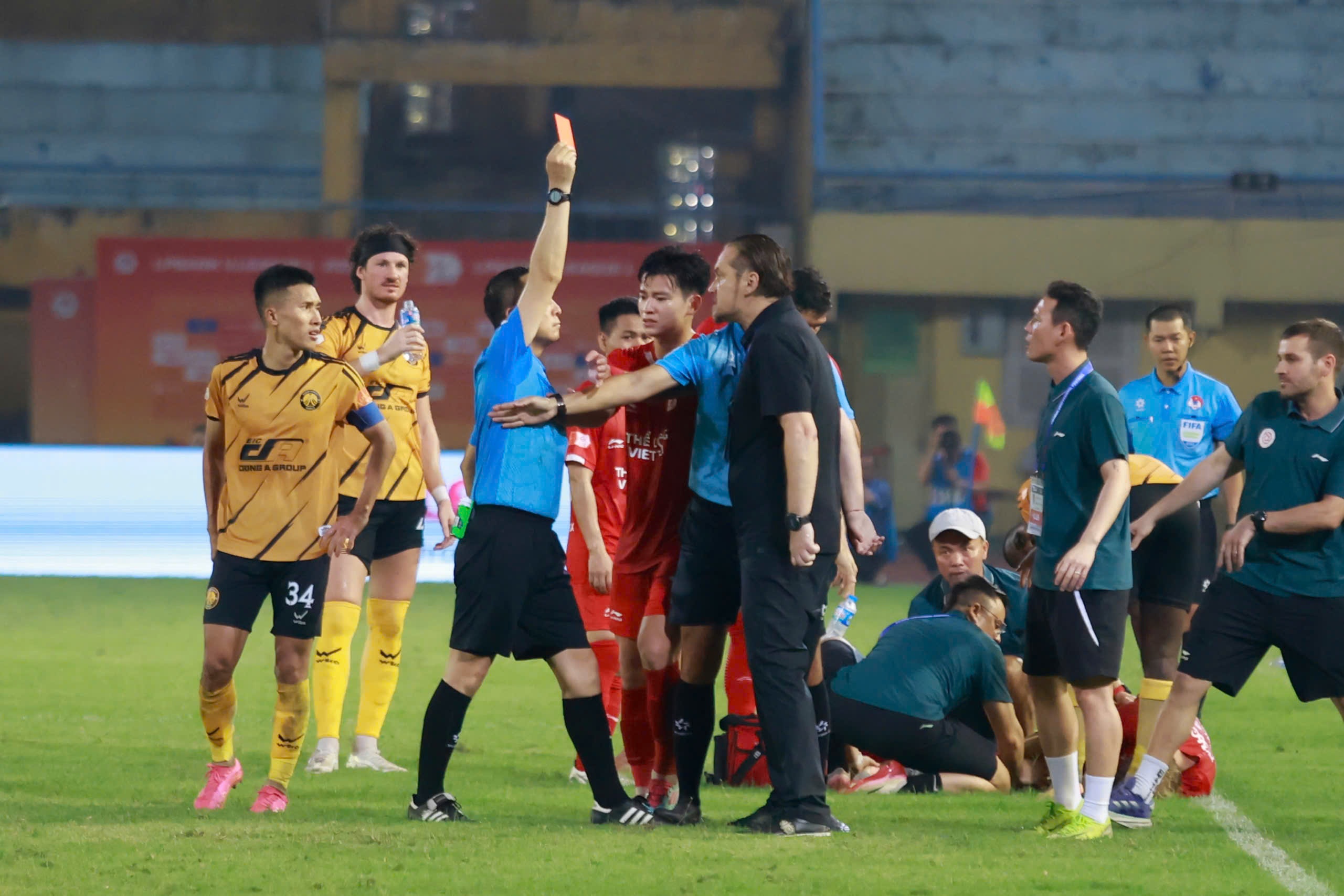 Tro ly Nguyen Van Bien: ‘Toi buc xuc khi HLV Popov bi the do’ hinh anh