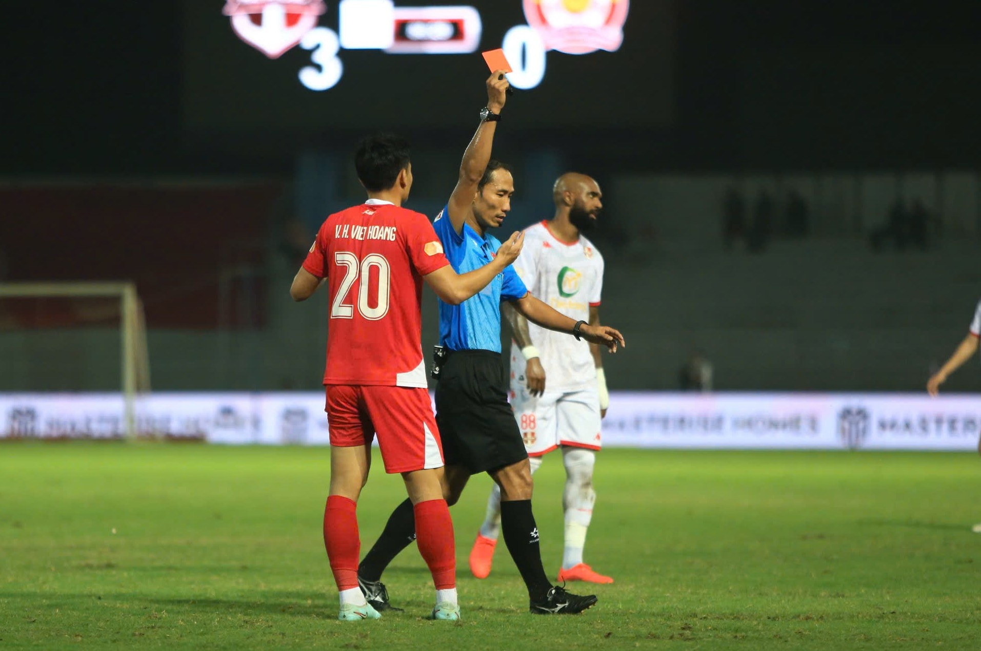 Tien Linh tit ngoi, CLB CA TP.HCM 'phoi ao' truoc Hai Phong hinh anh