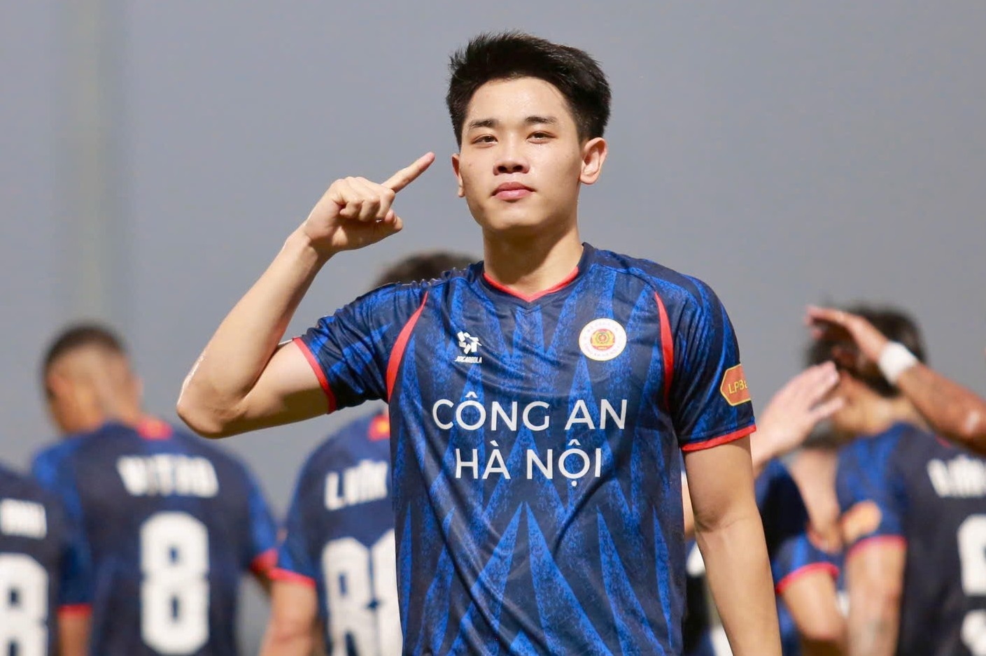 Dinh Bac lien tiep ghi ban hinh anh